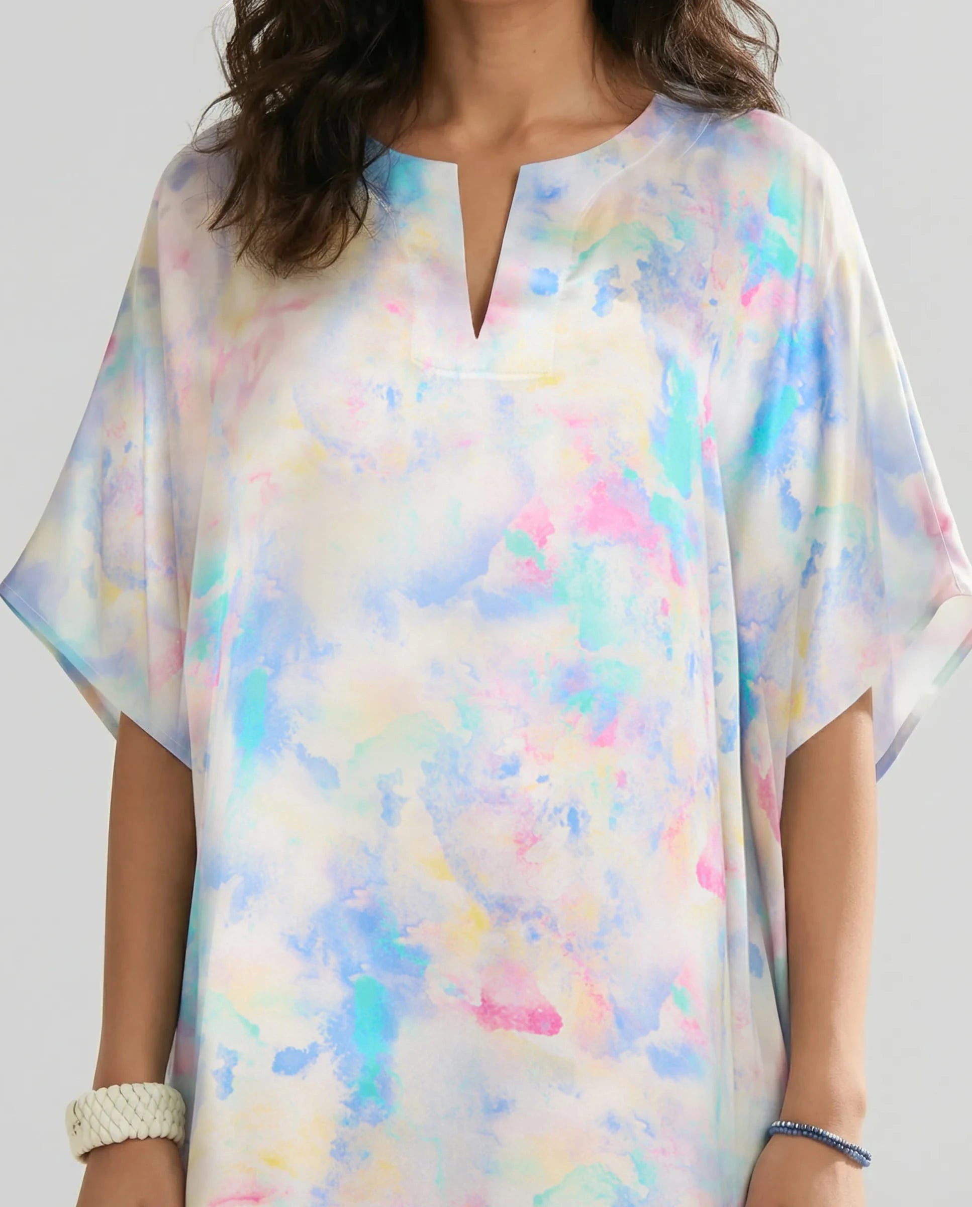 Detalle del estampado de fantasía del kaftan de seda multicolor