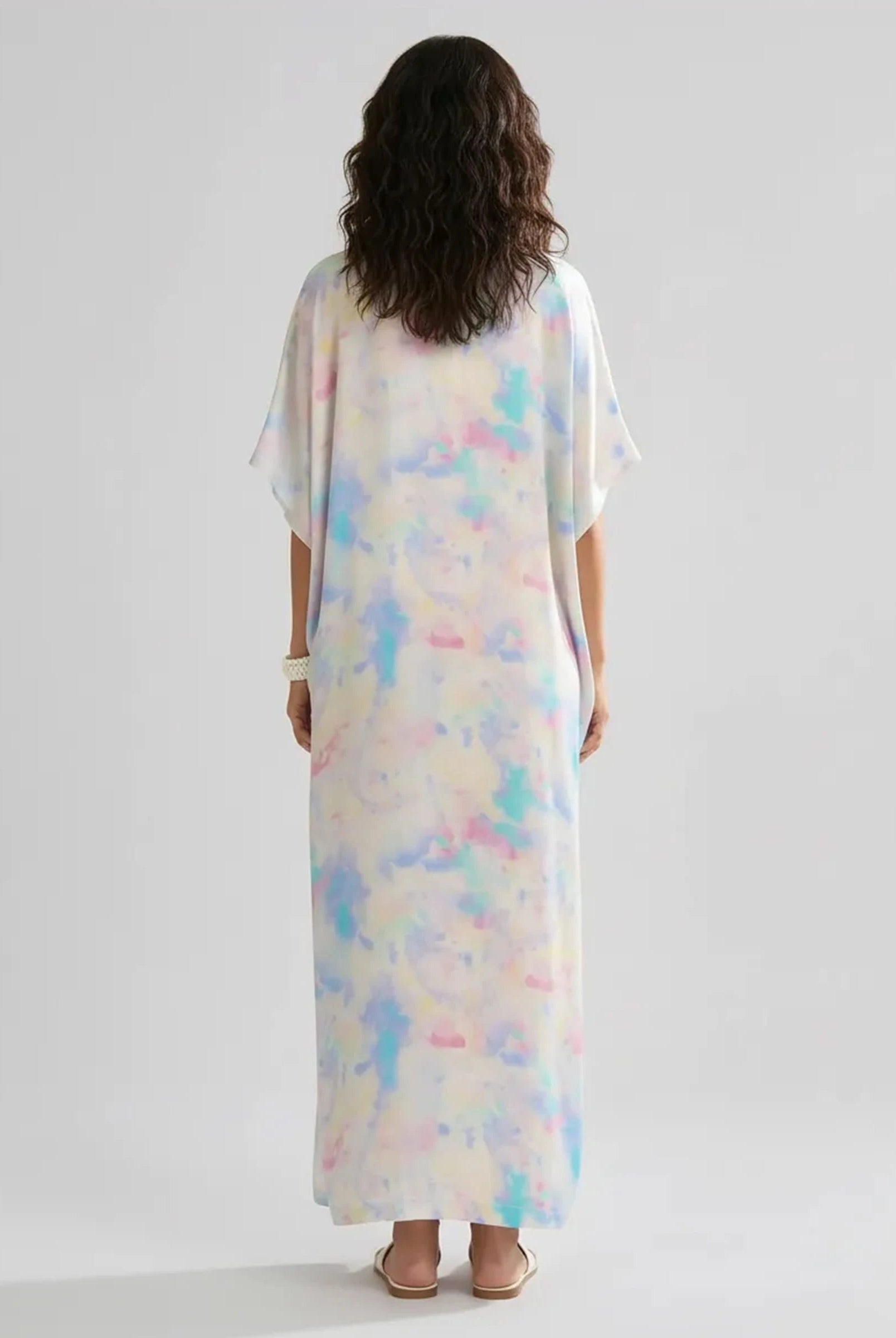 Vista de espaldas de mujer con kaftan de verano largo multicolor