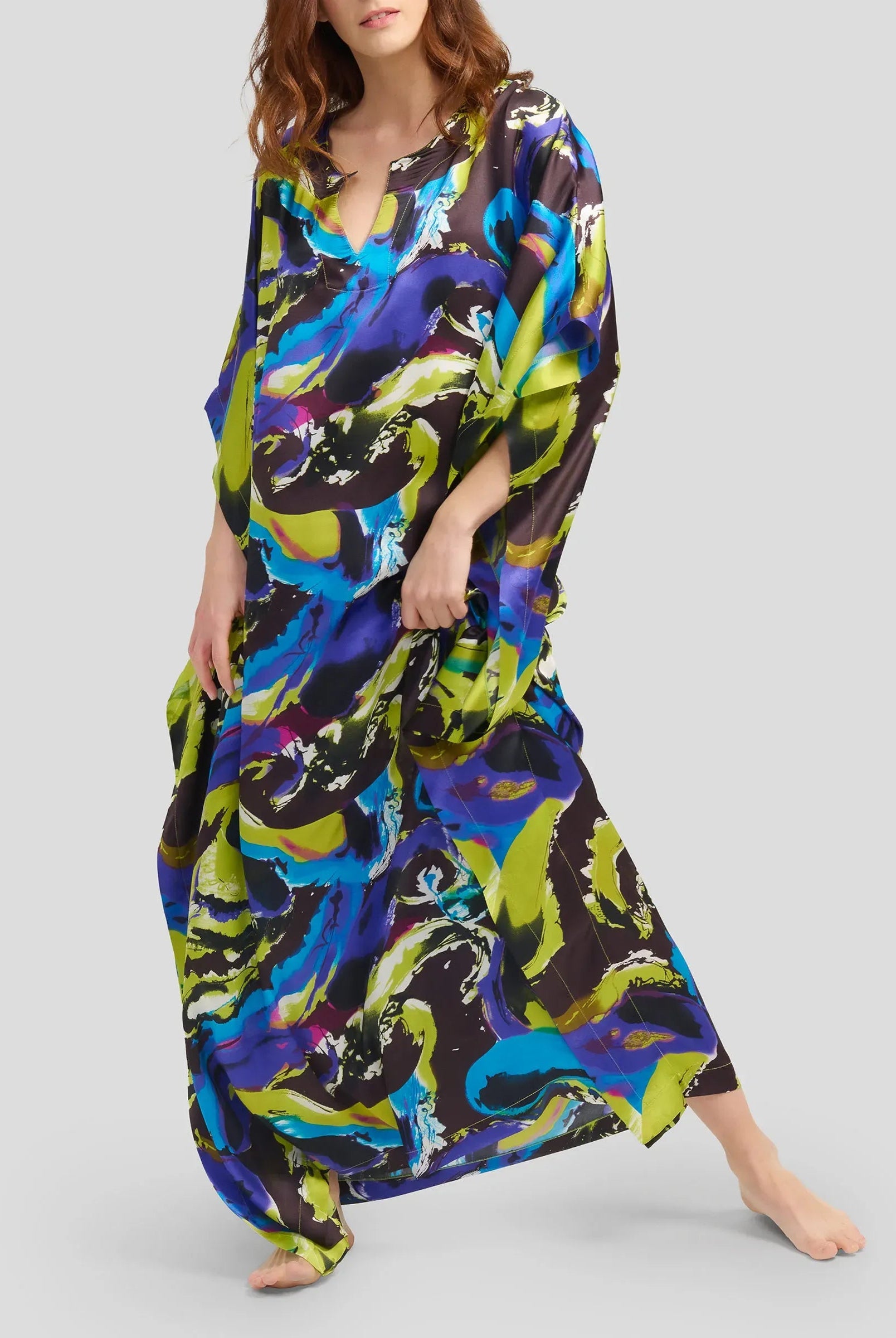 Mujer con caftan de seda natural estampado