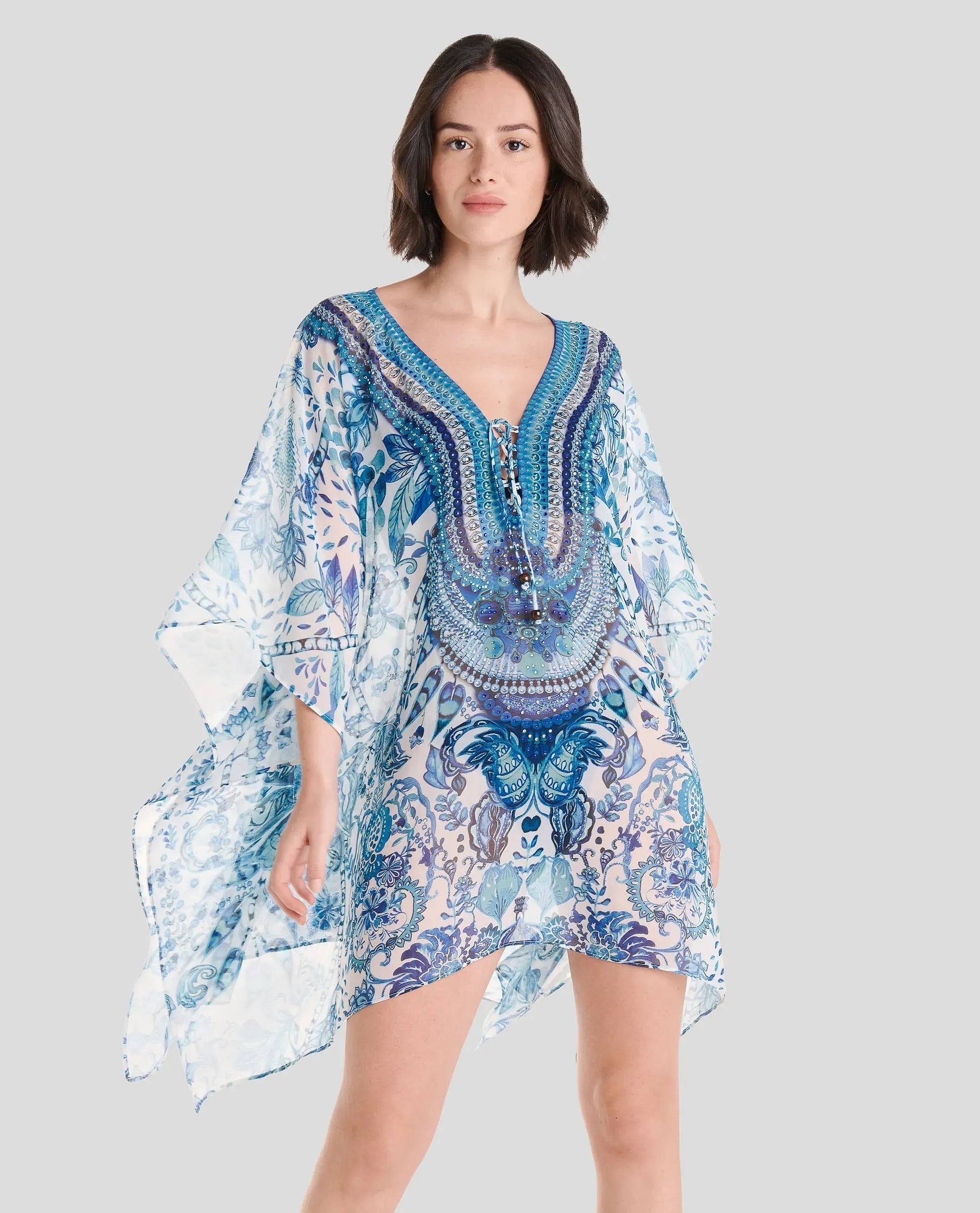 Kaftán corto gasa azul estampada y pedrería cuello abierto