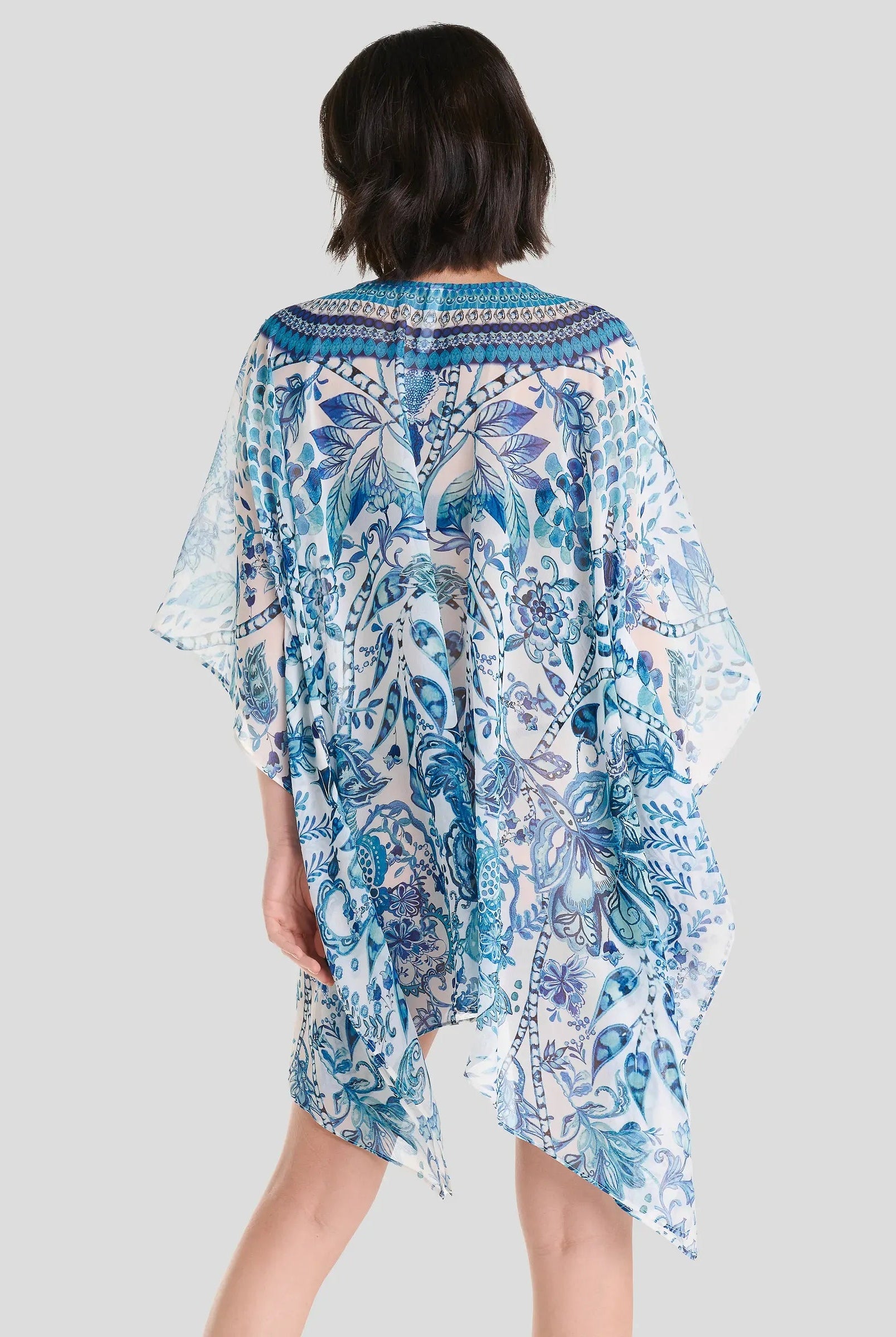 Vista estampado trasero de kaftán corto de verano de gasa azul y manga mariposa