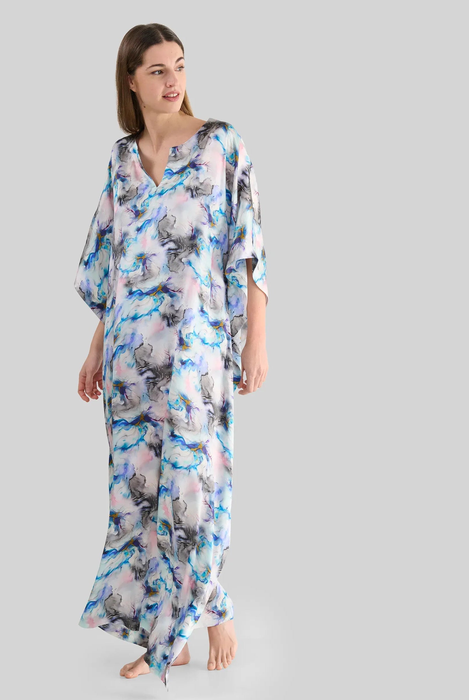 Kaftan de seda natural estampado con escote redondo y abertura central con manga mariposa al codo