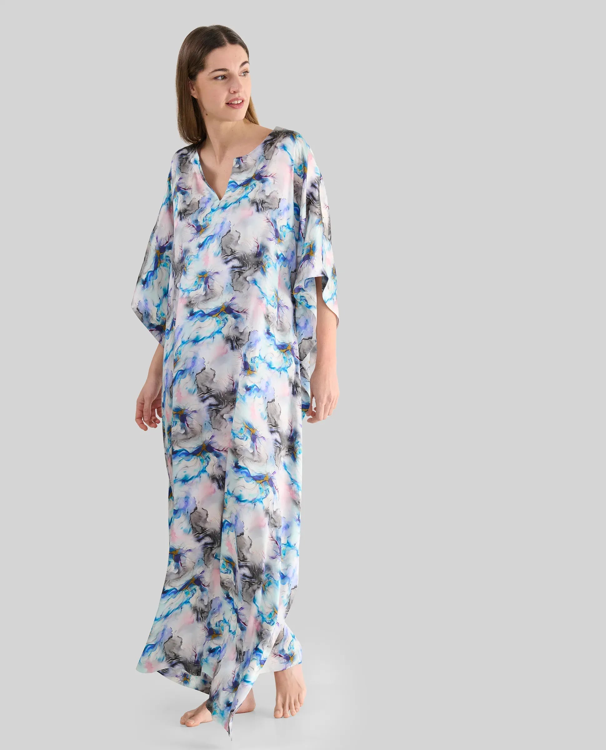 Kaftan de seda natural estampado con escote redondo y abertura central con manga mariposa al codo