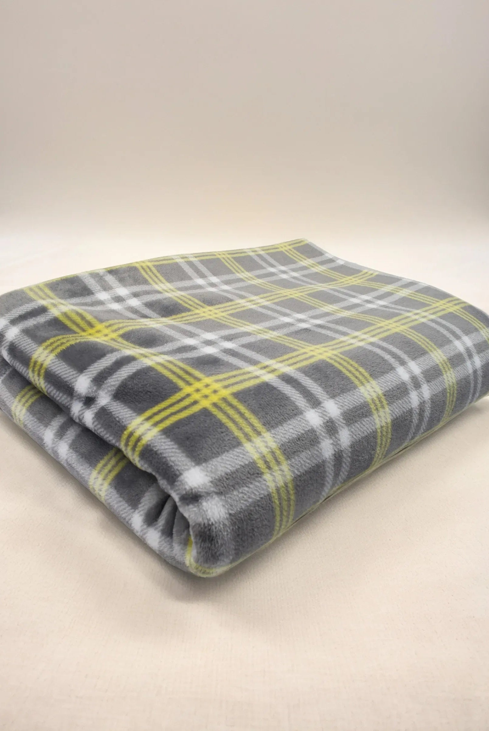 Manta de invierno para sofá gris en elegante estampado de cuadros amarillos y blancos