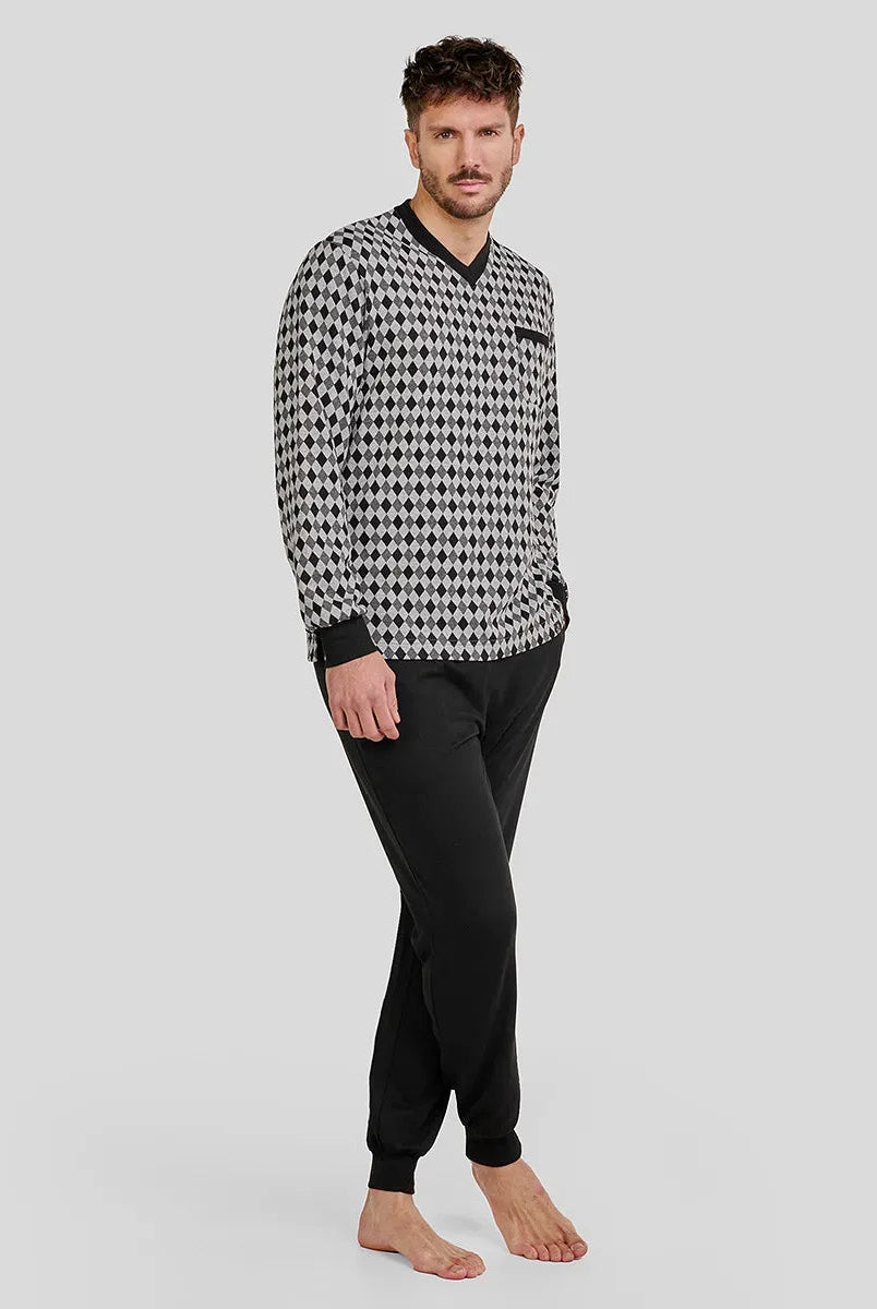 Hombre con pijama de invierno largo negro con estampado de rombos y puños elásticos