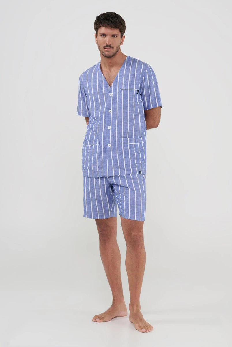 Hombre con pijama camisero corto de verano en plana a rayas de manga corta y bolsillos de plastón