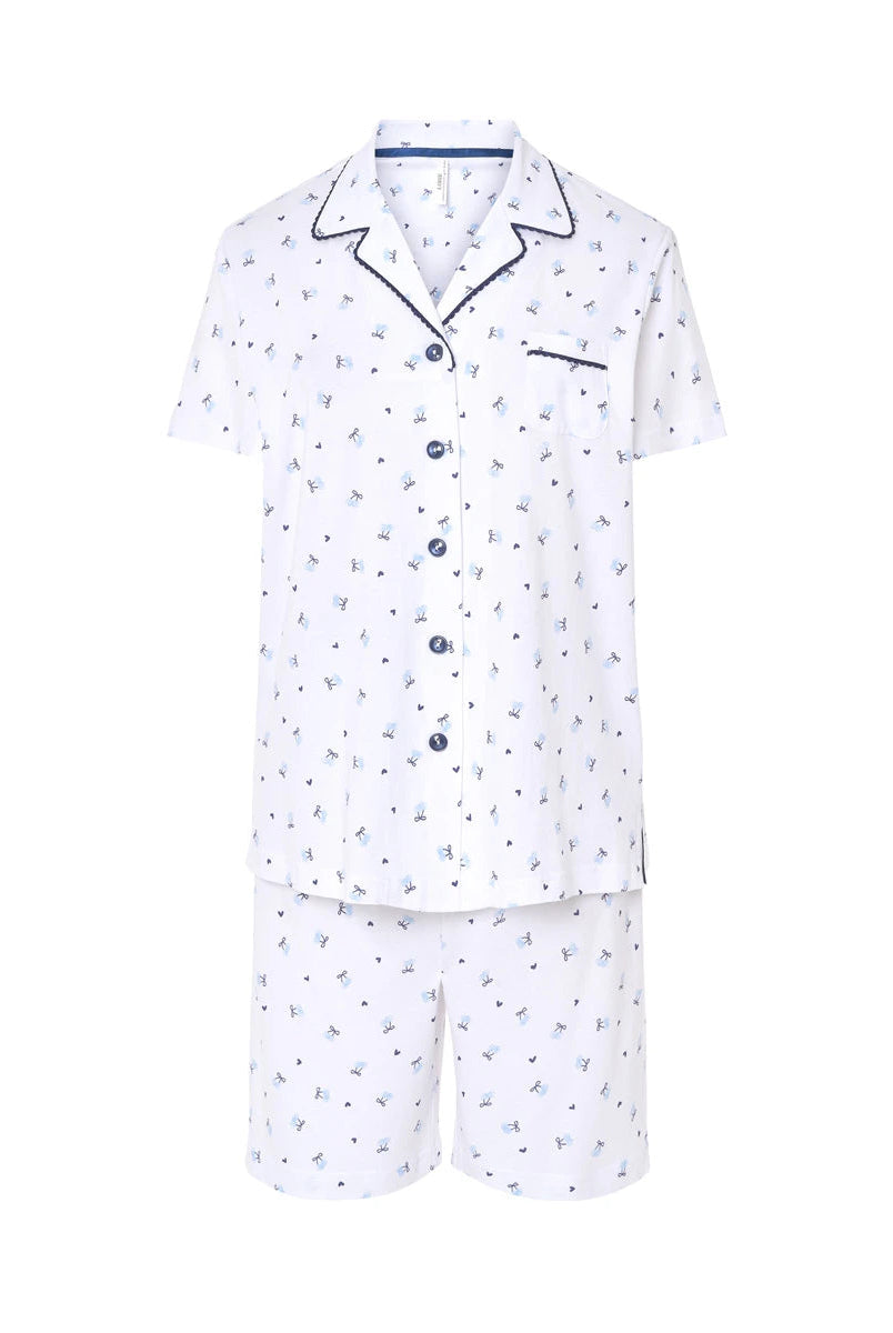 Pijama de mujer corto abierto con botones en punto estampado de cerecitas azules y vivos marino.