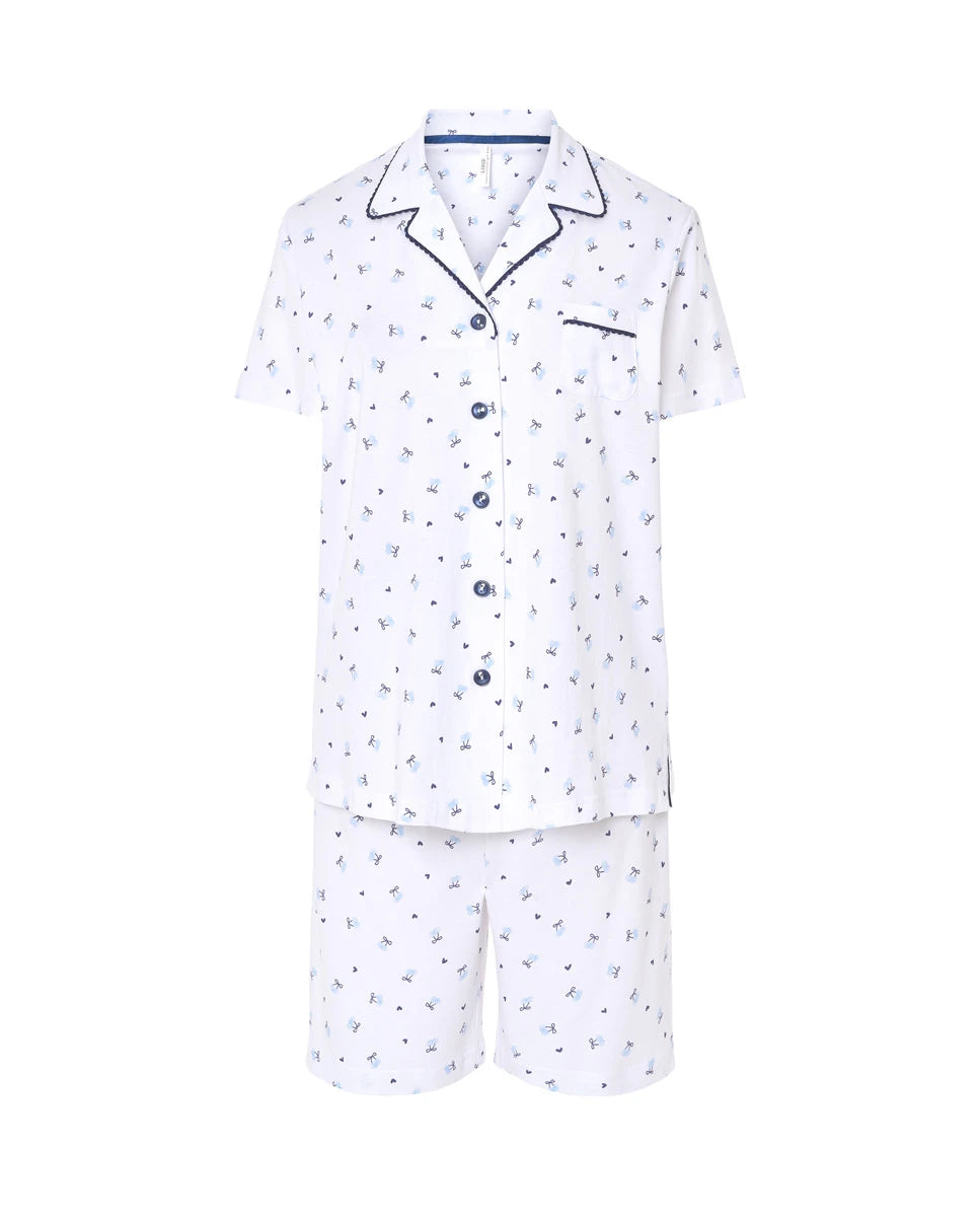 Pijama de mujer corto abierto con botones en punto estampado de cerecitas azules y vivos marino.