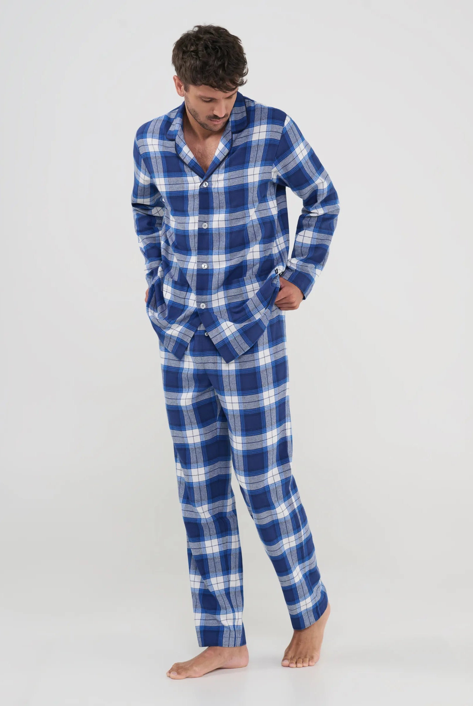 Pijama camisero de hombre Lohe, cuadros azules, vista frontal con botones y bolsillos.