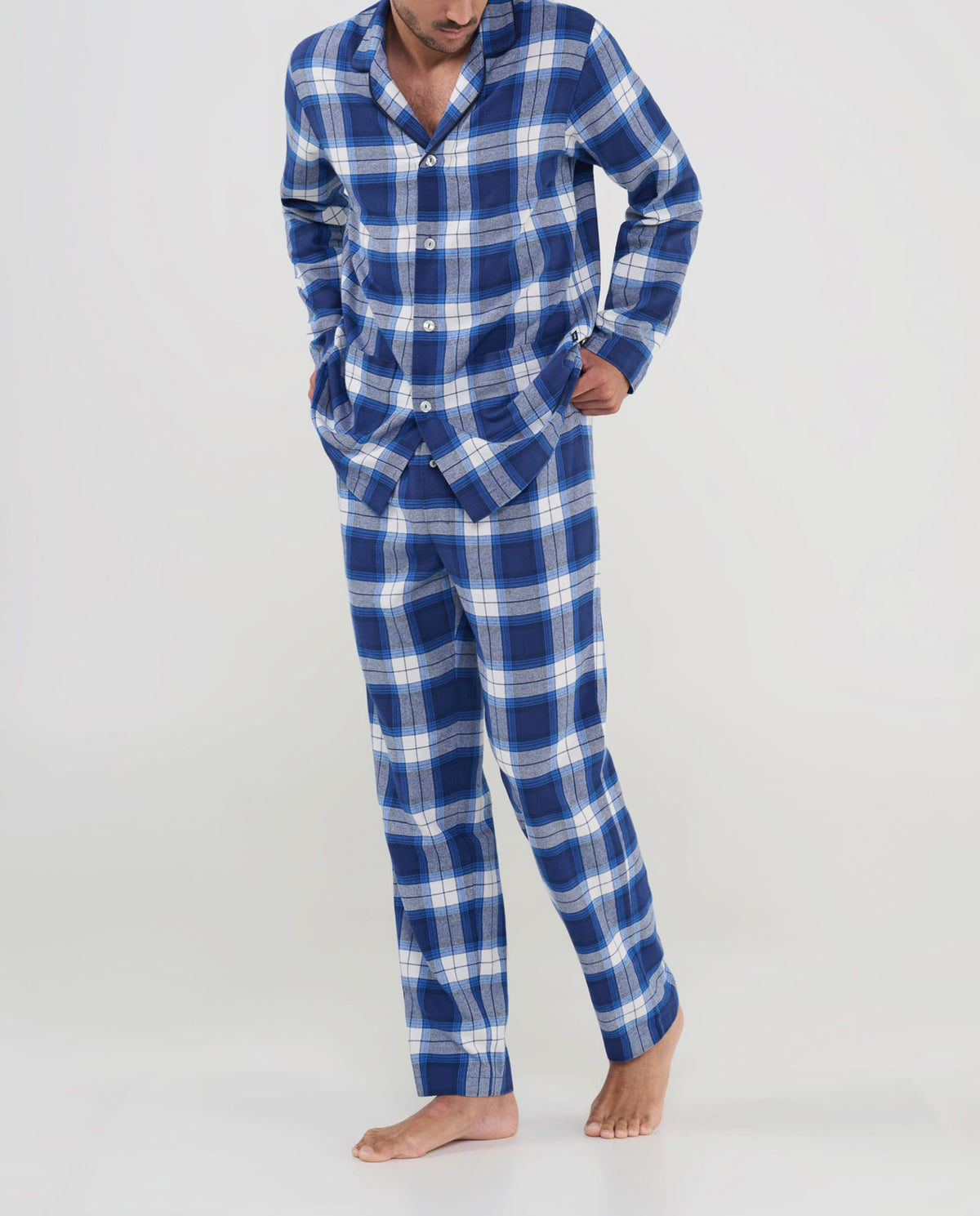 Pijama camisero de hombre Lohe, cuadros azules, vista frontal con botones y bolsillos.