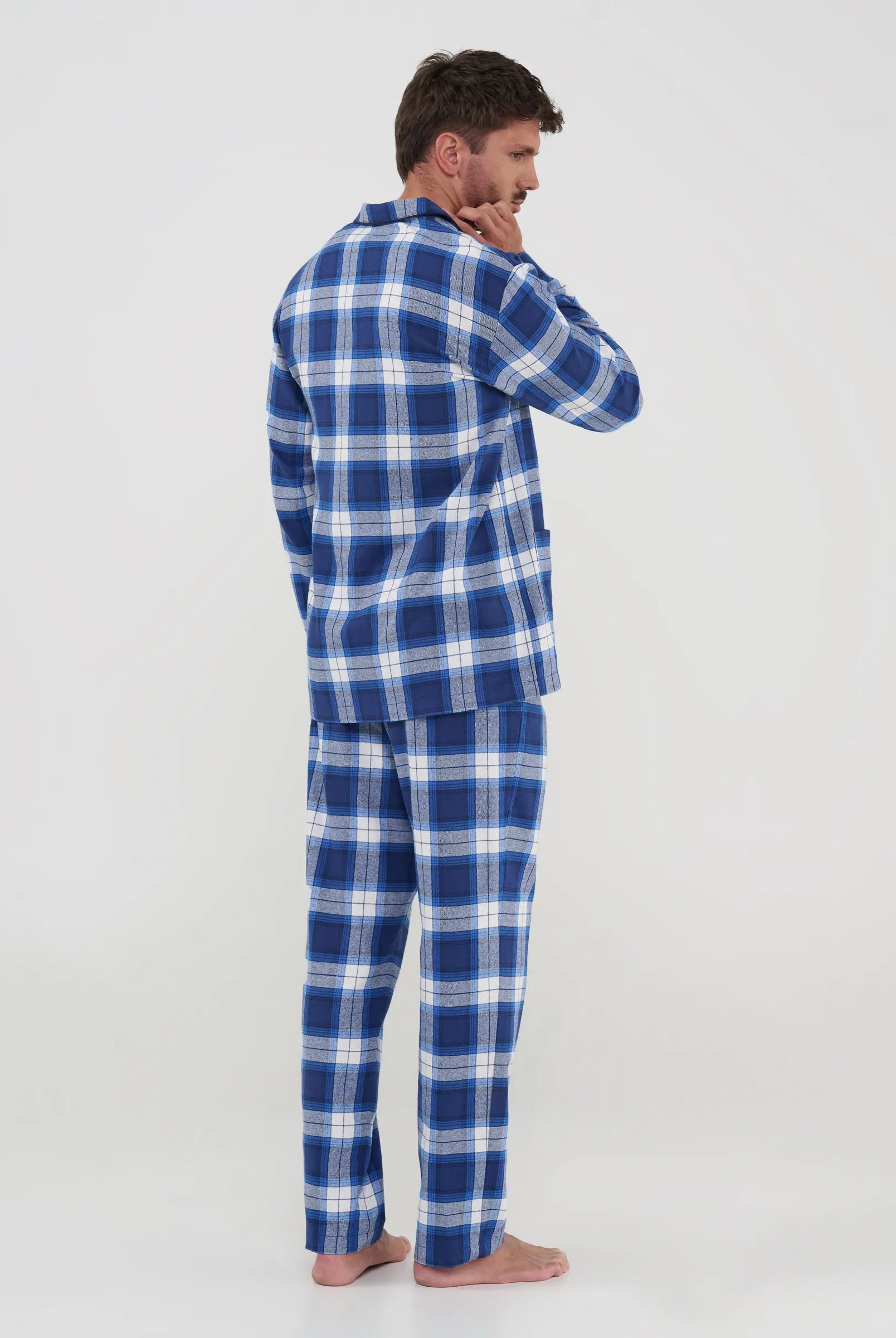 Pijama completo camisero de hombre Lohe, diseño cuadros azules, con manga y pantalón largo.