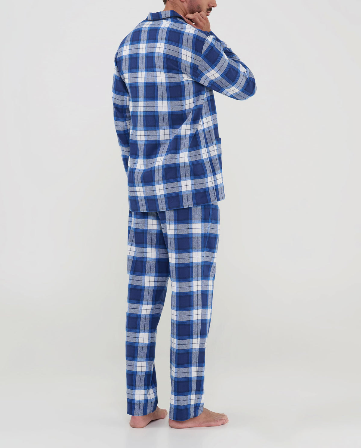 Pijama de hombre con cuadros azules, vista trasera completa de la camisa y el pantalón largo.
