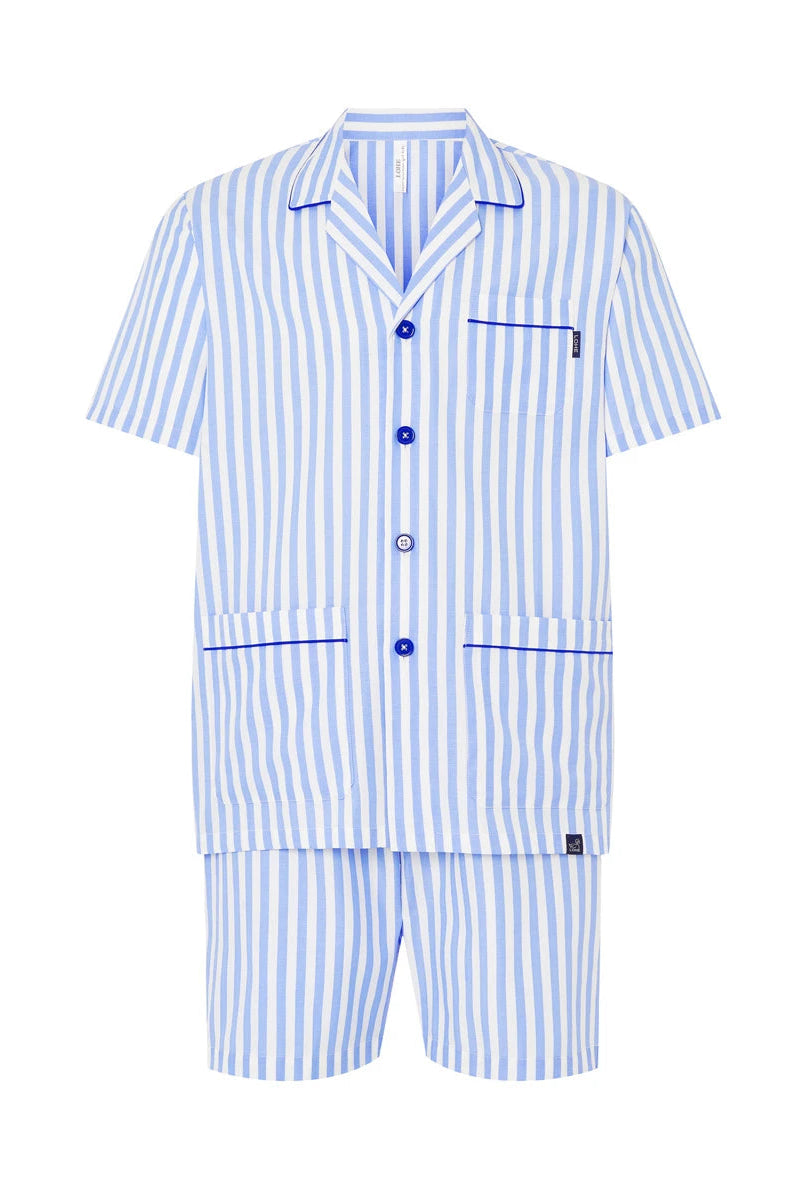Pijama camisero de hombre, manga corta a rayas azules, abierto con botones, bolsillos de plastón y detalles en vivo