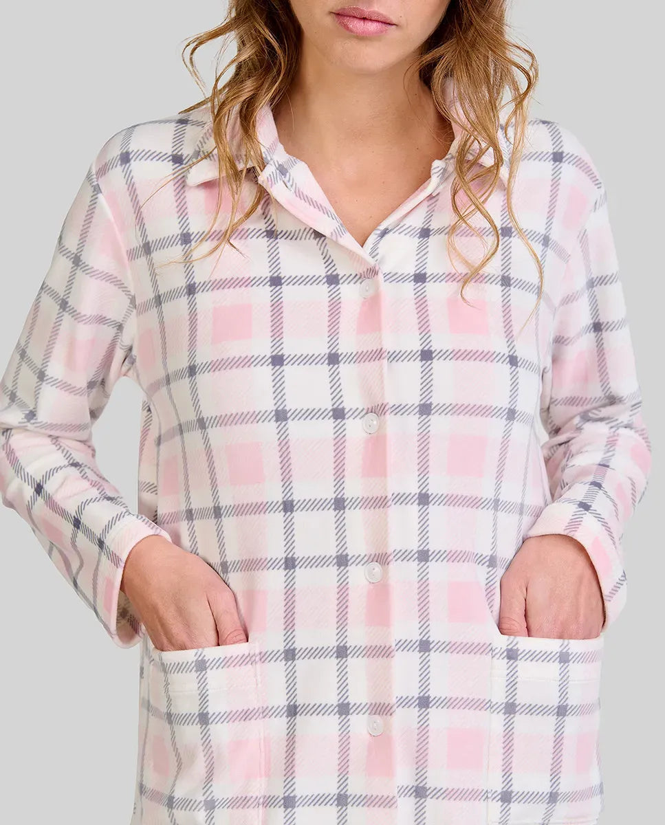 Detalle de pijama abierto de cuadros, abotonado con bolsillos de plastón, manga larga y pantalón largo.