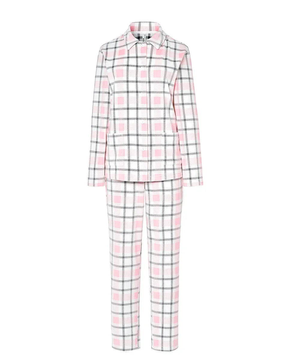 Detalle de pijama de invierno para mujer melange rosa suave con cuello pico abotonado