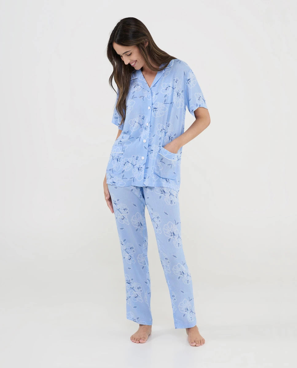 Mujer con pijama de verano celeste de manga corta abierto con solapa y botones. Pantalón largo a juego