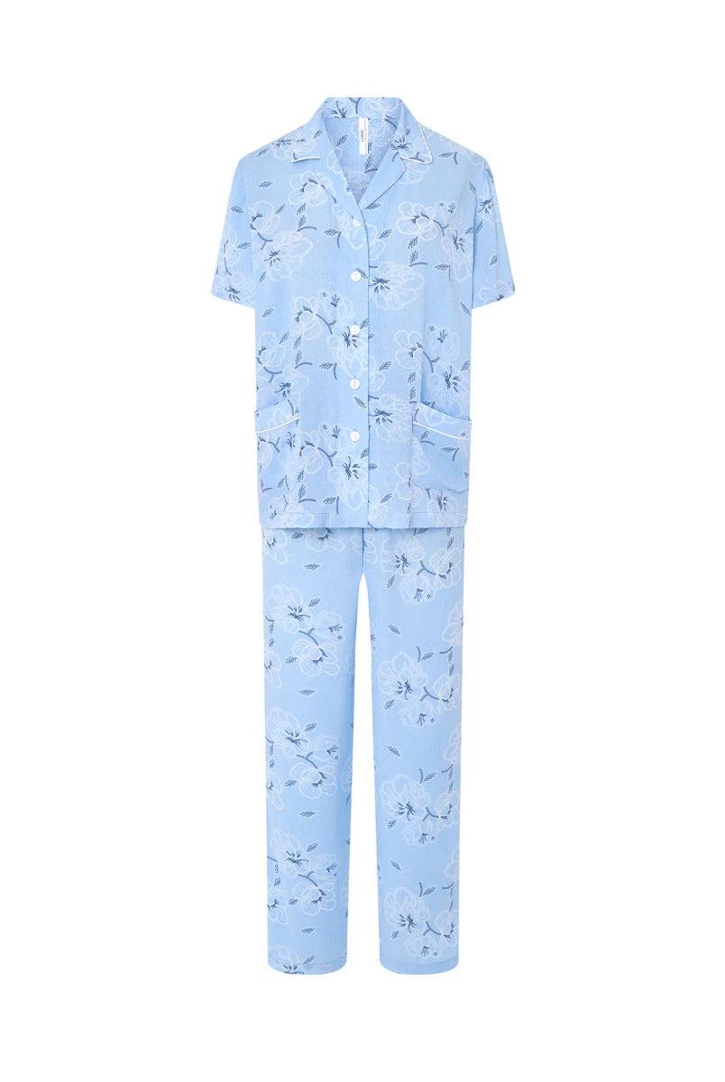 Pijama largo de mujer celeste de manga corta abierto con solapa y botones. Tejido plana ligero y cómodo estampado de flores.