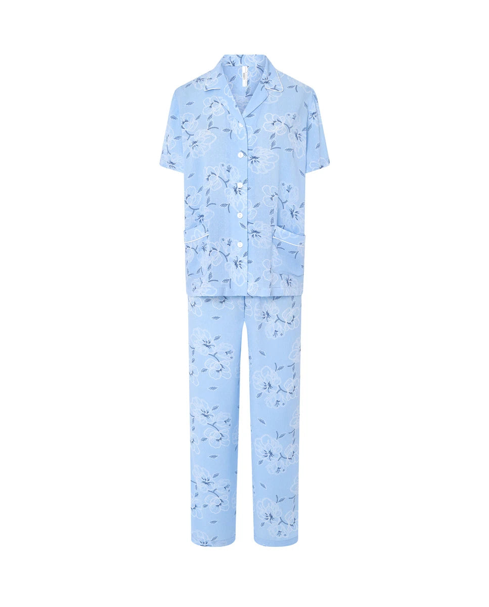 Pijama largo de mujer celeste de manga corta abierto con solapa y botones. Tejido plana ligero y cómodo estampado de flores.