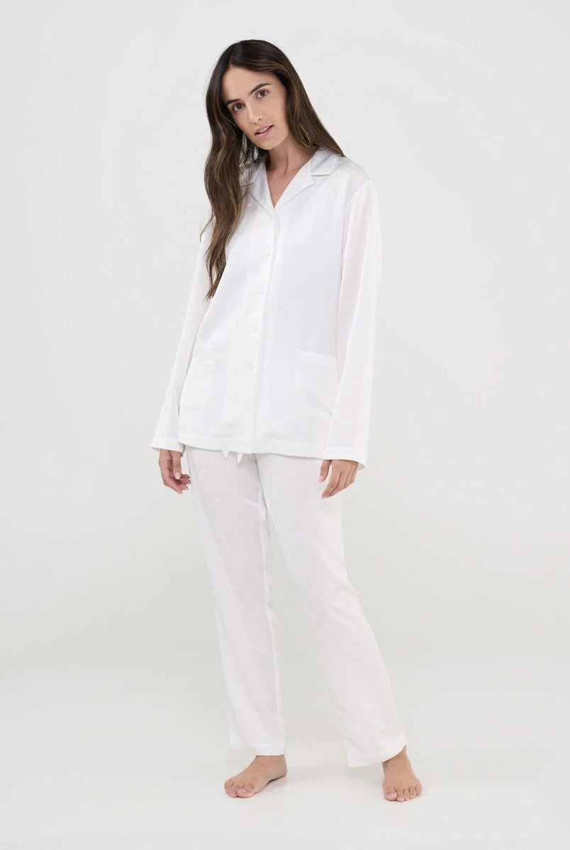 Mujer con pijama estilo camisero abierto, botones color marfil, cuello solapa y estampado de topos en raso.