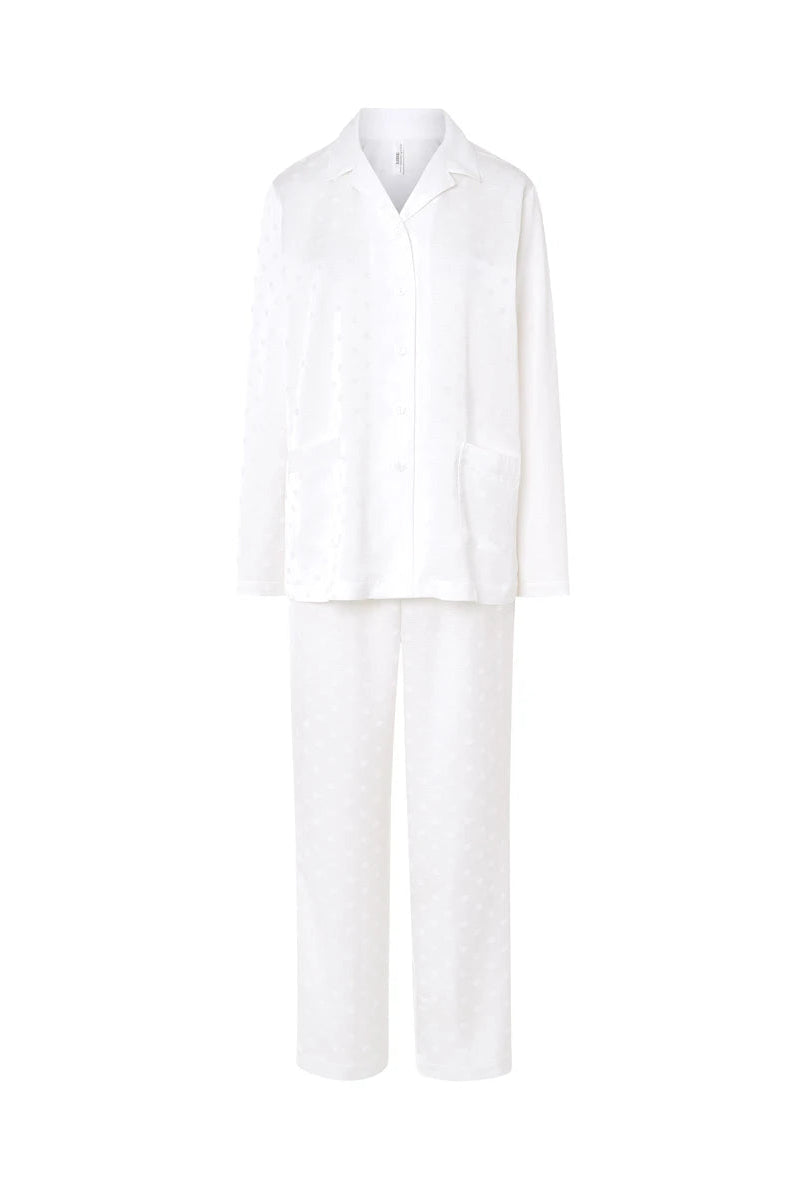 Pijama largo de mujer de manga larga estilo camisero abierto con solapa y botones color marfil con estampado de topos en raso.