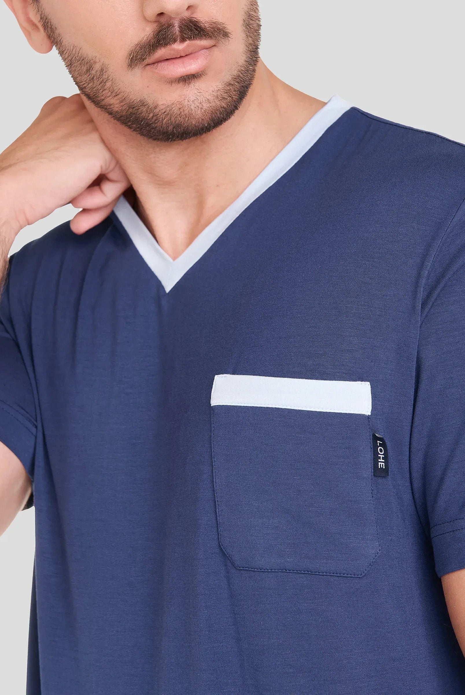 Detalle cuello pico y bolsillo pecho de camiseta pijama de verano marino para hombre