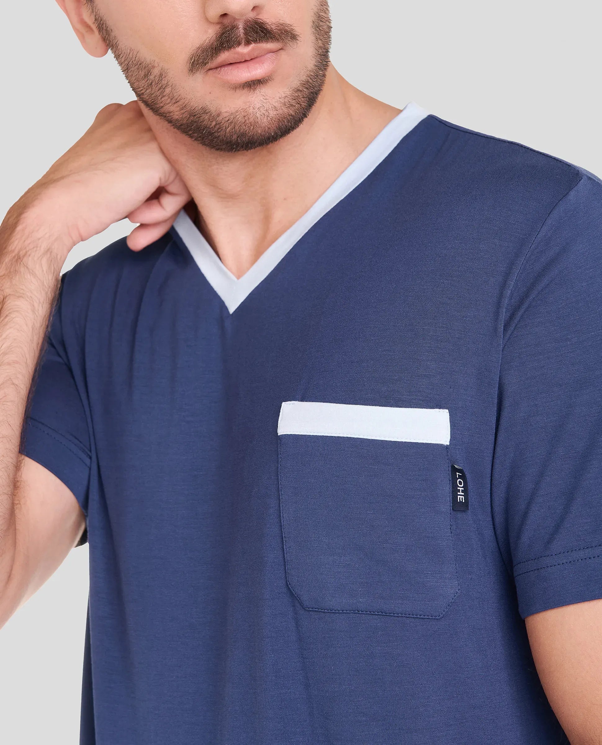 Detalle cuello pico y bolsillo pecho de camiseta pijama de verano marino para hombre