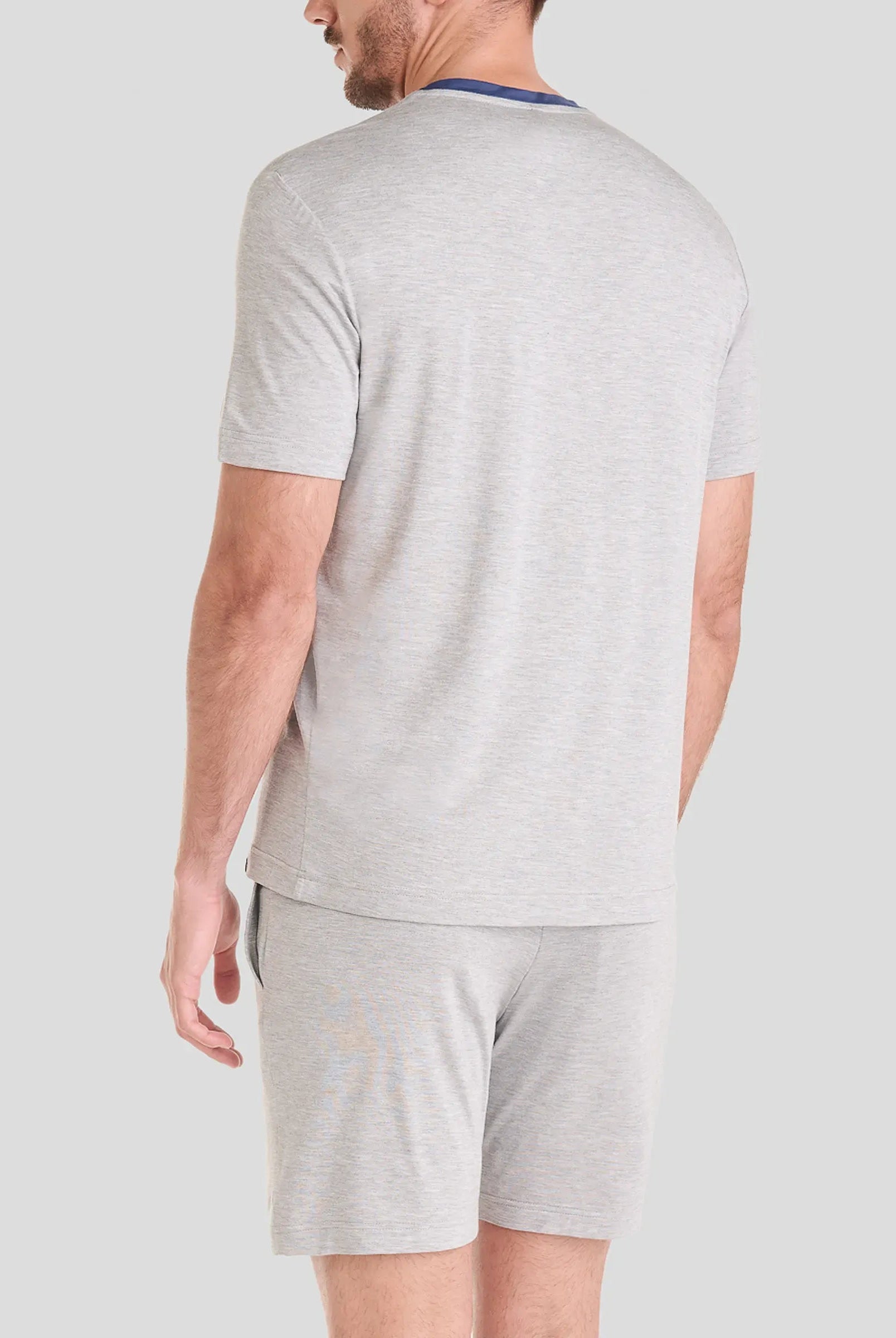 Hombre luce pijama corto de rayas grises perfecto para verano