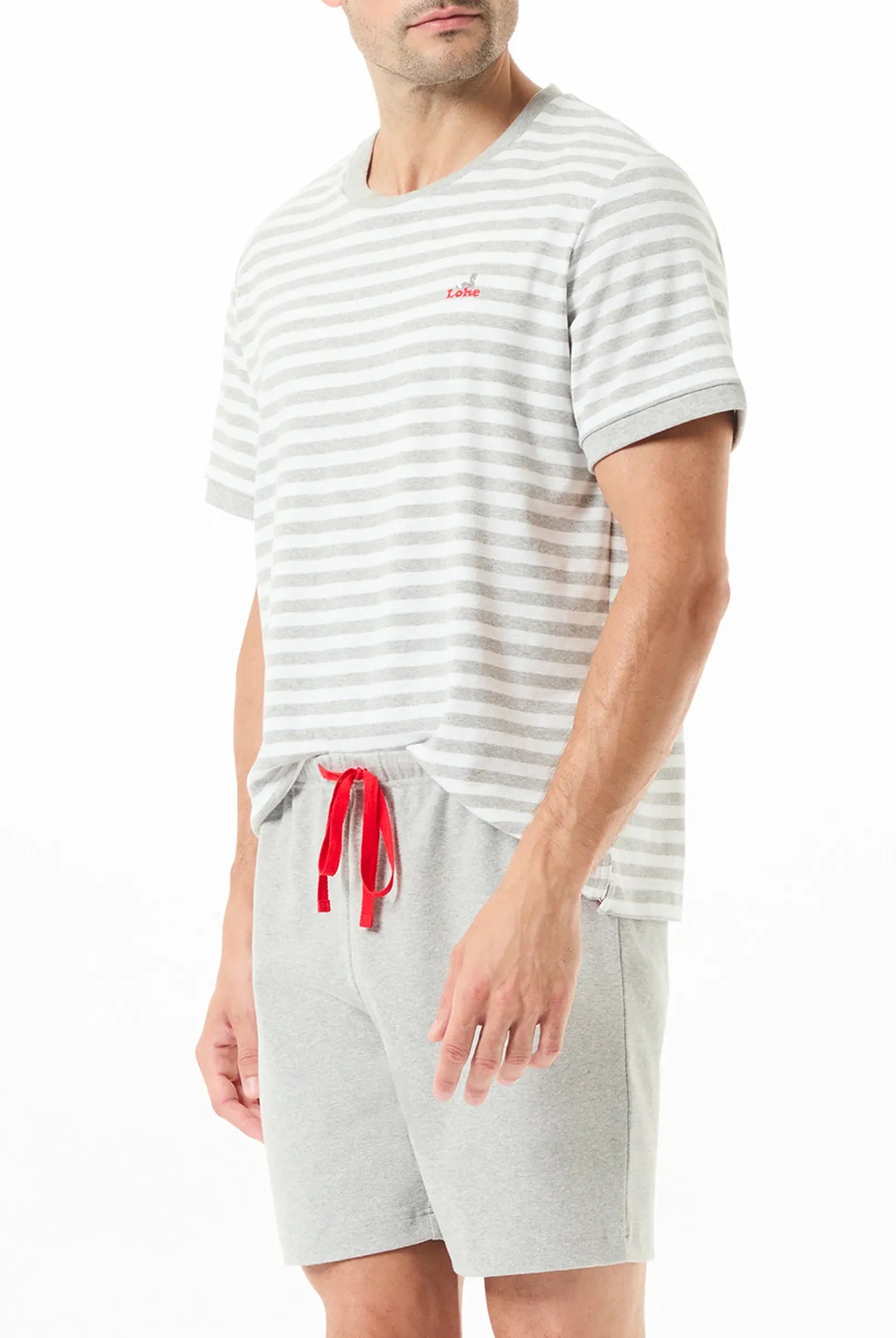 Hombre con camiseta de pijama de rayas grises y pantalones cortos para verano