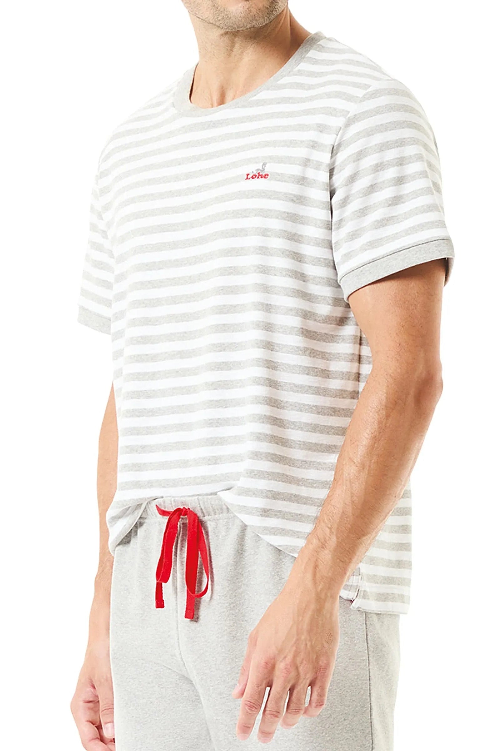Hombre con pijama corto de verano con camiseta de pico gris y pantalón corto marino