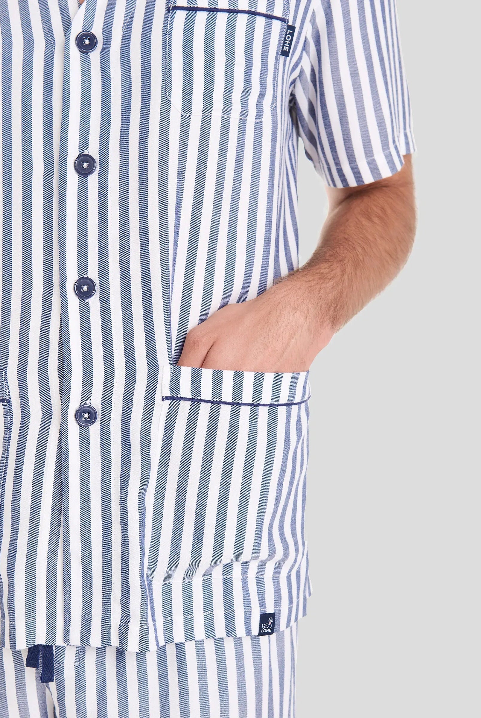 Pijama corto de hombre Lohe de viscosa con rayas, chaqueta abierta con botones y pantalón corto.
