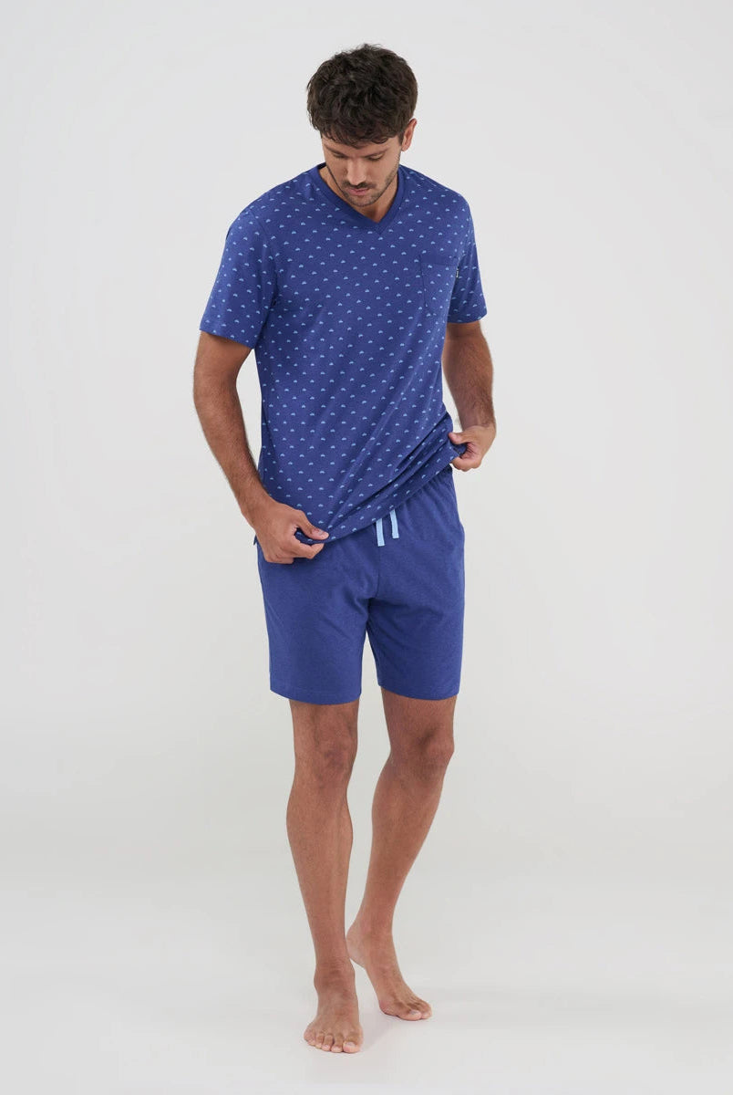 Hombre viste pijama azul veraniego con estampado de cochecitos, bolsillos y cintura ajustable