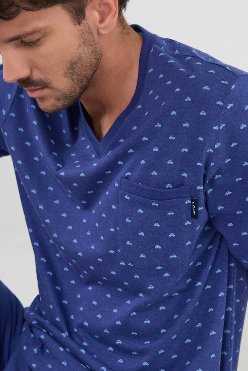 Detalle del top de pijama para hombre azul de manga corta con cuello pico y estampado de cochecitos