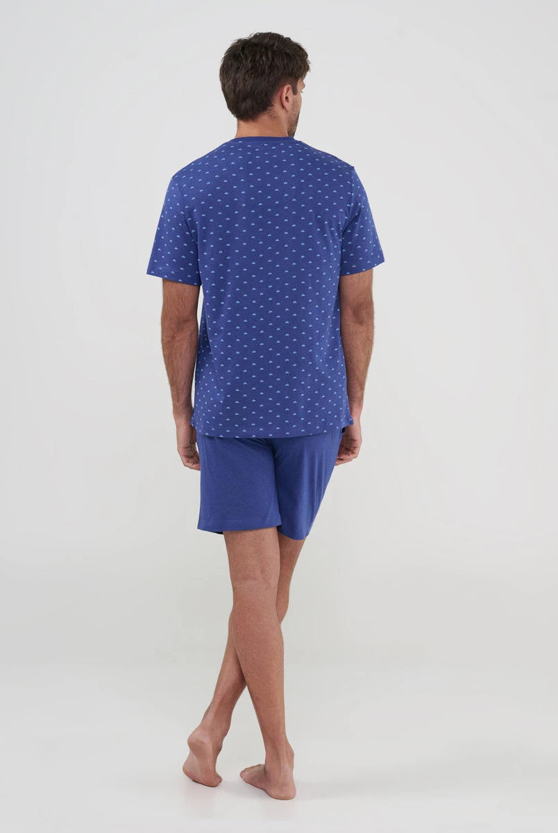 Hombre de espaldas vistiendo pijama corto y fresco para verano en color azul con bolsillos