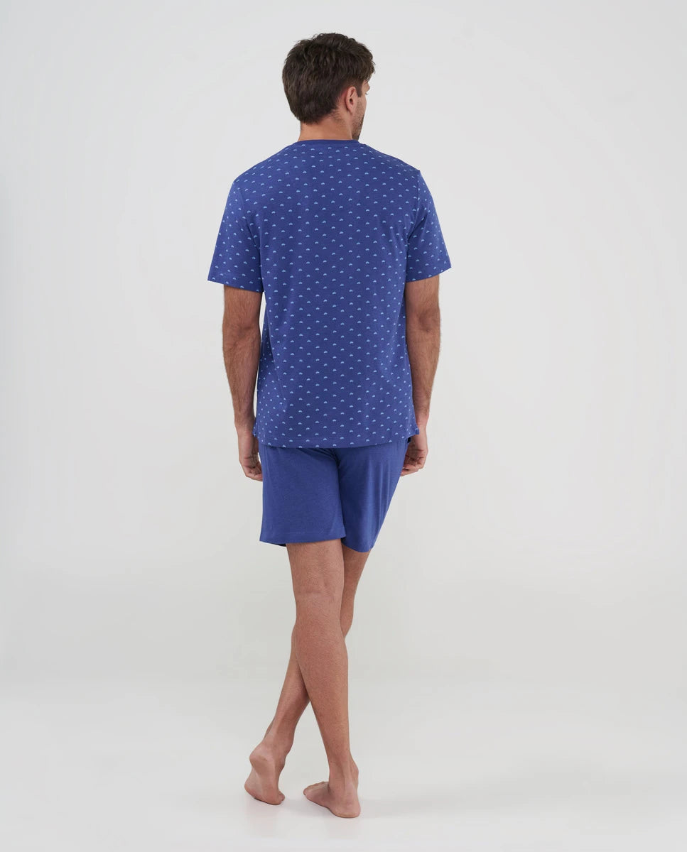 Hombre de espaldas vistiendo pijama corto y fresco para verano en color azul con bolsillos