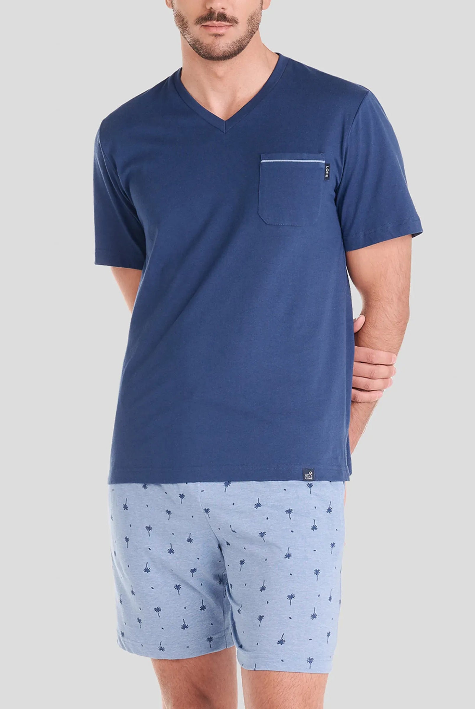 Hombre con pijama corto de verano estampado azul de palmeras