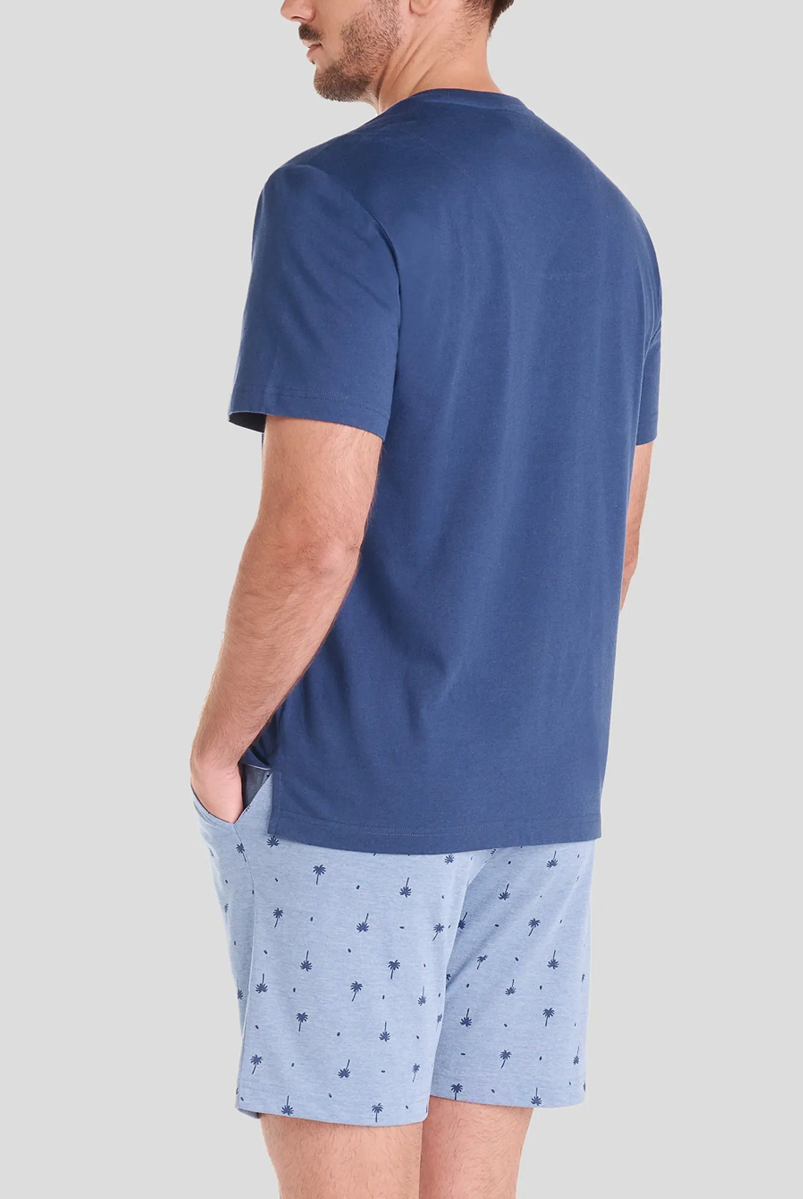 Pijama fresco para verano de camiseta de manga corta marino y pantalón a juego estampado palmeras