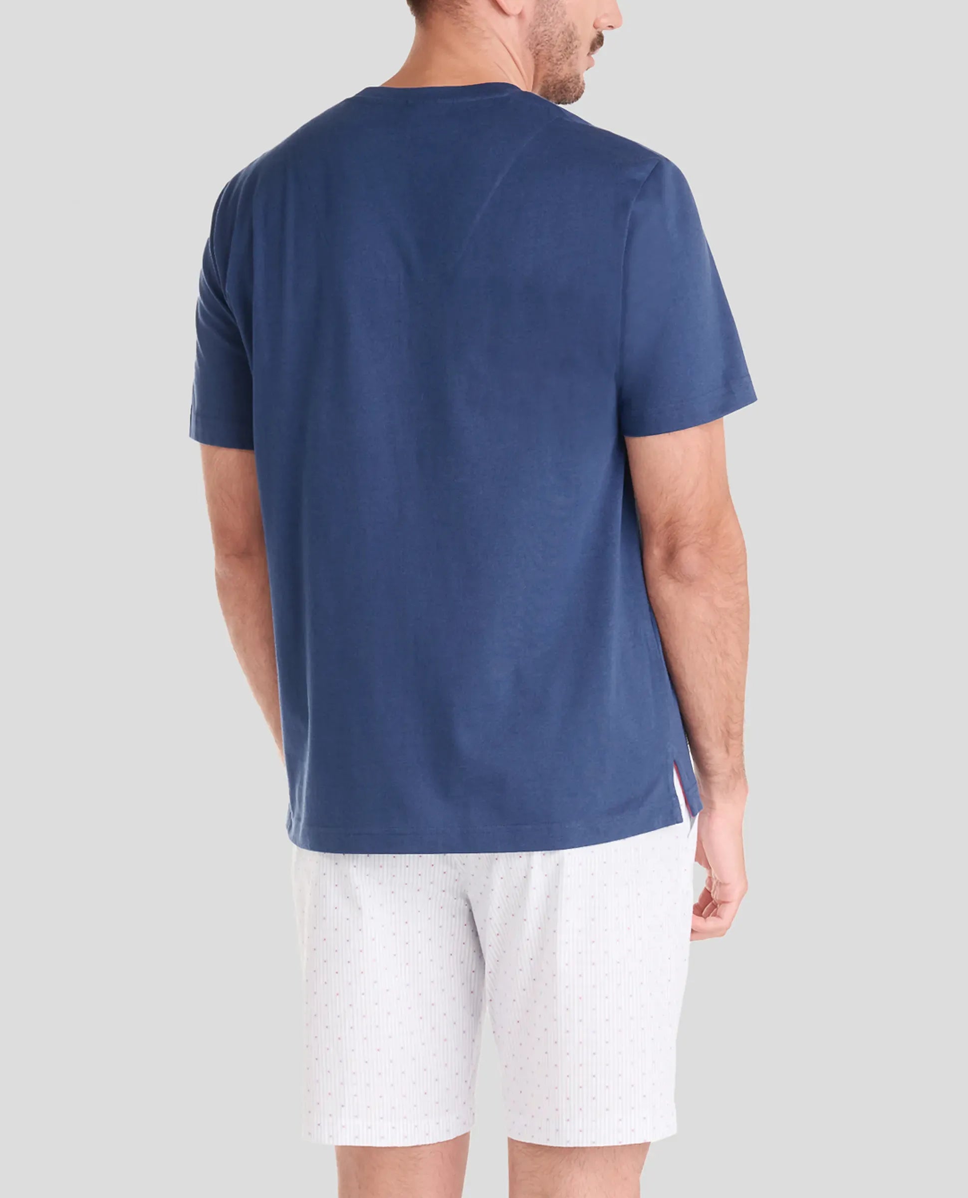 Hombre de espaldas con pijama corto de verano mixto color marino