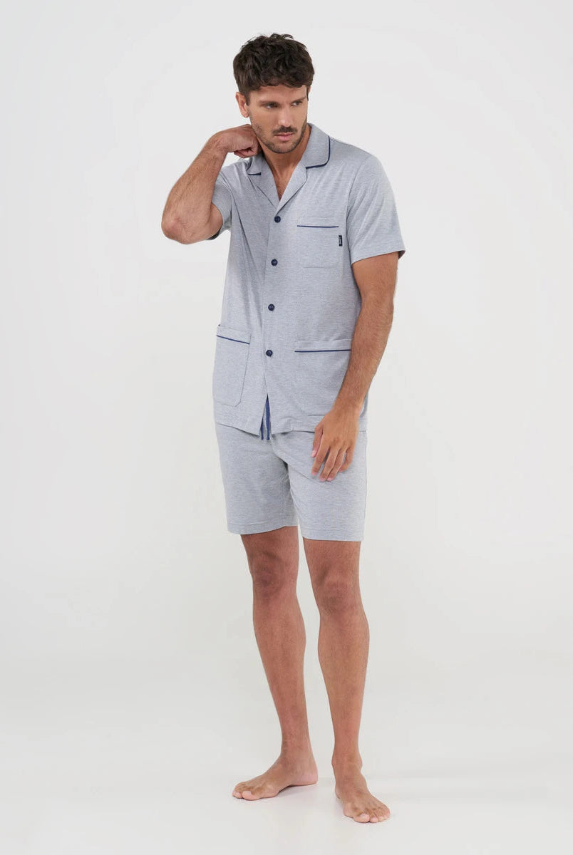 Hombre con pijama corto de verano gris modal abierto con botones y bolsillos delanteros