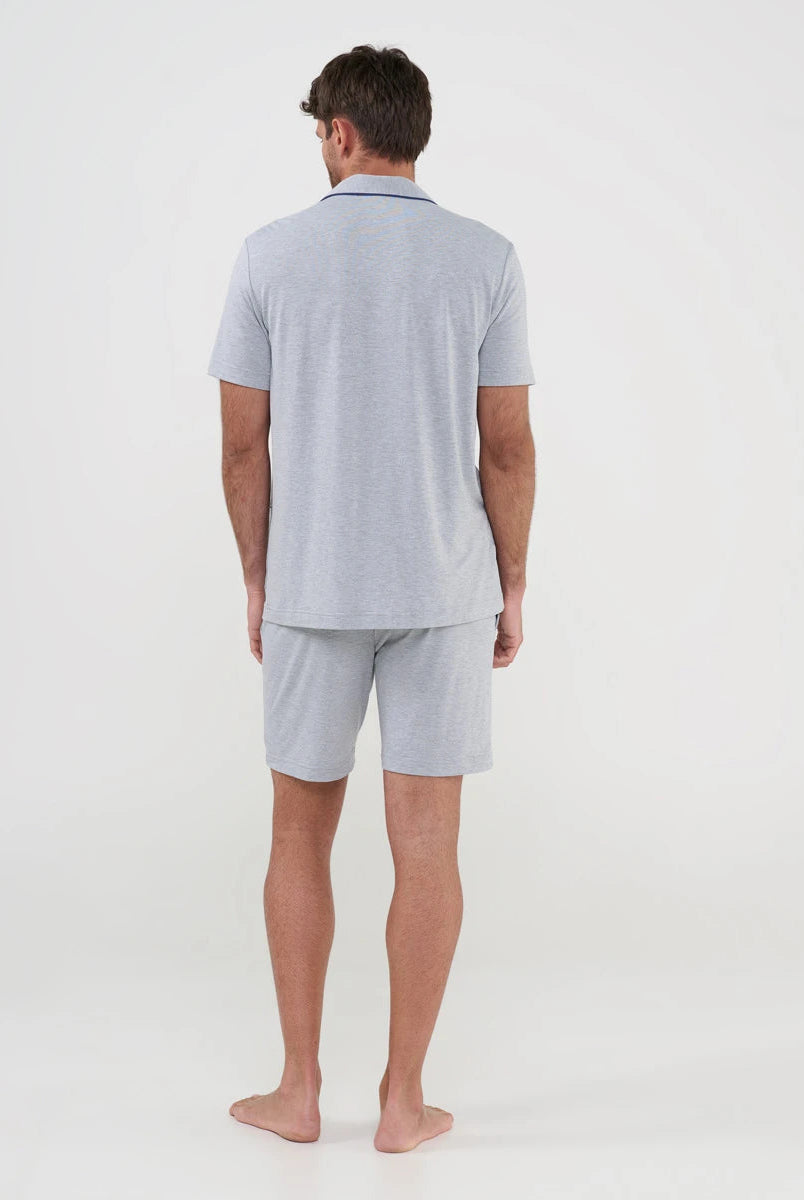 Hombre con pijama de verano de manga corta con top marino de rayas y pantalón corto liso con bolsillos