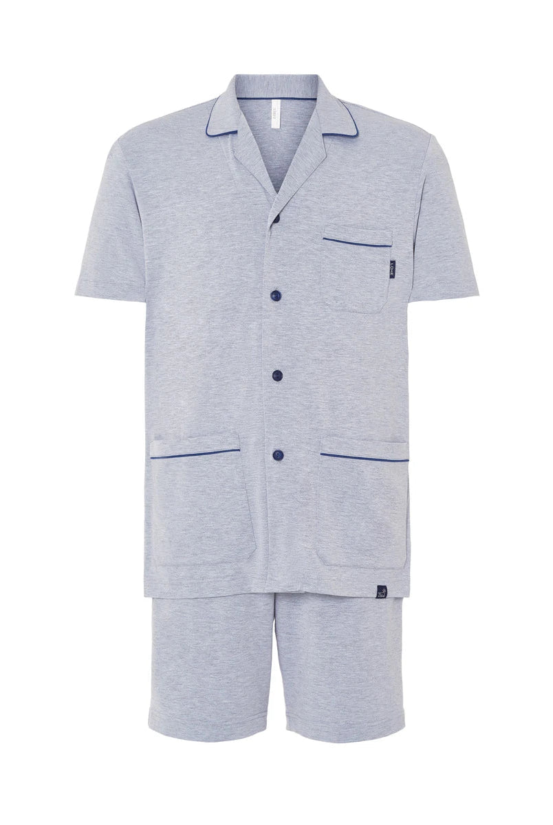 hombre posa con pijama corto veraniego de color azul con pantalón corto de tortuguitas y bolsillos