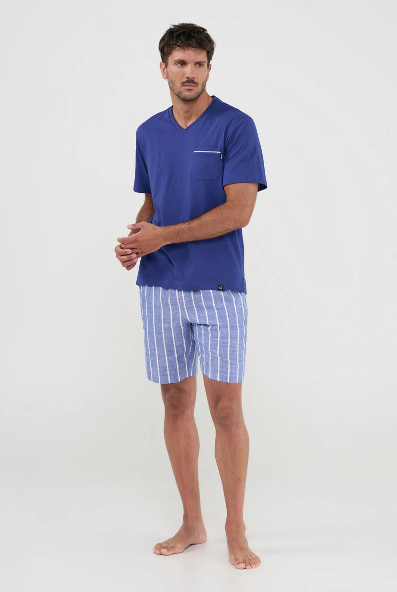 Hombre con pijama corto de verano, top liso modal azul, cuello pico y pantalón rayas de punto con bolsillos