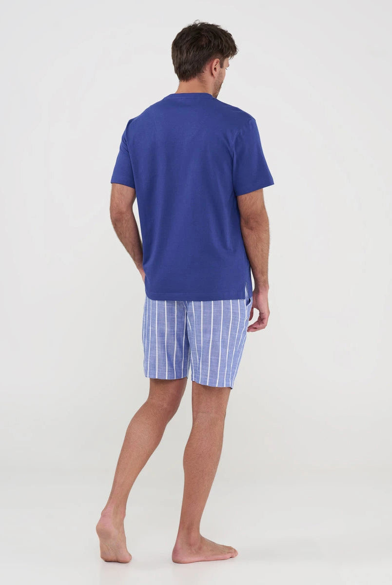 Hombre de espaldas con fresco pijama corto modal para verano azul y rayas