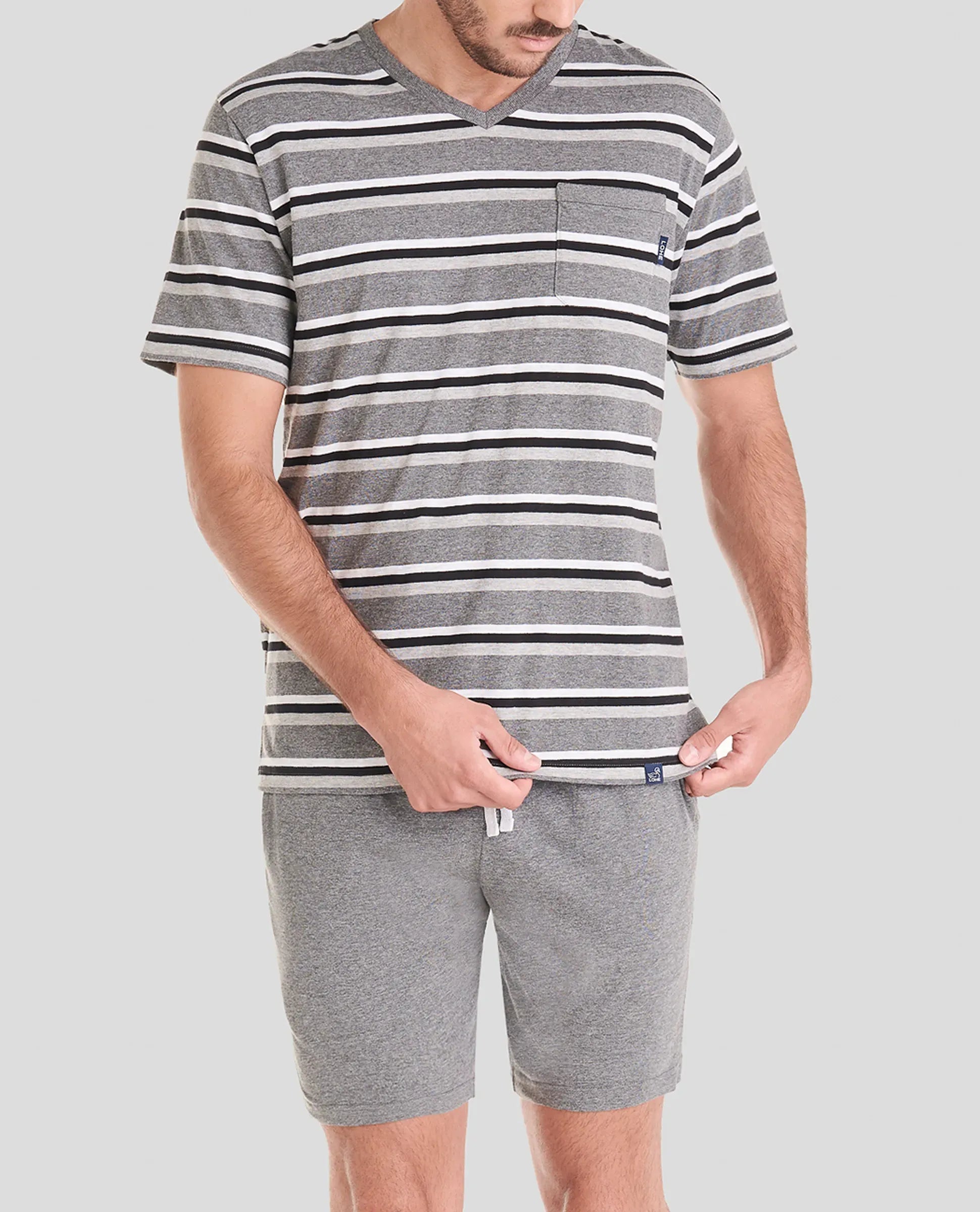 Hombre luce pijama corto de rayas grises perfecto para verano