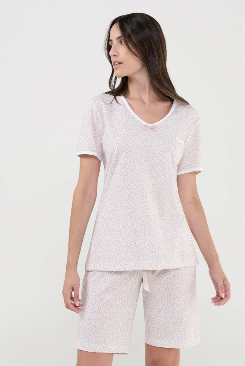 Mujer con pijama corto de verano animal print camel con cuello pico y cintura ajustable
