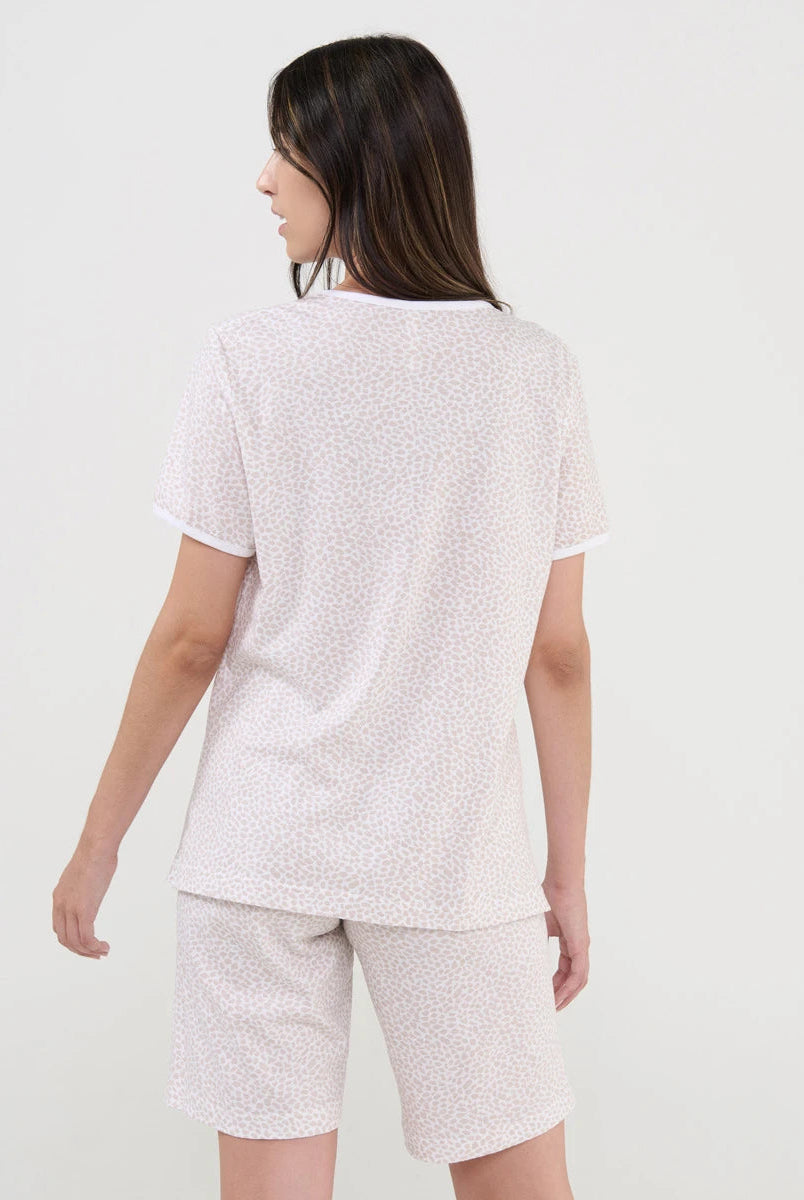 Mujer de espaldas con pijama corto de manga corta estampado animal print camel