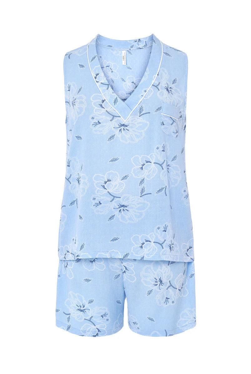 Pijama corto de mujer en plana celeste de flores sin mangas, cuello pico con vivo y pantalón corto a juego.