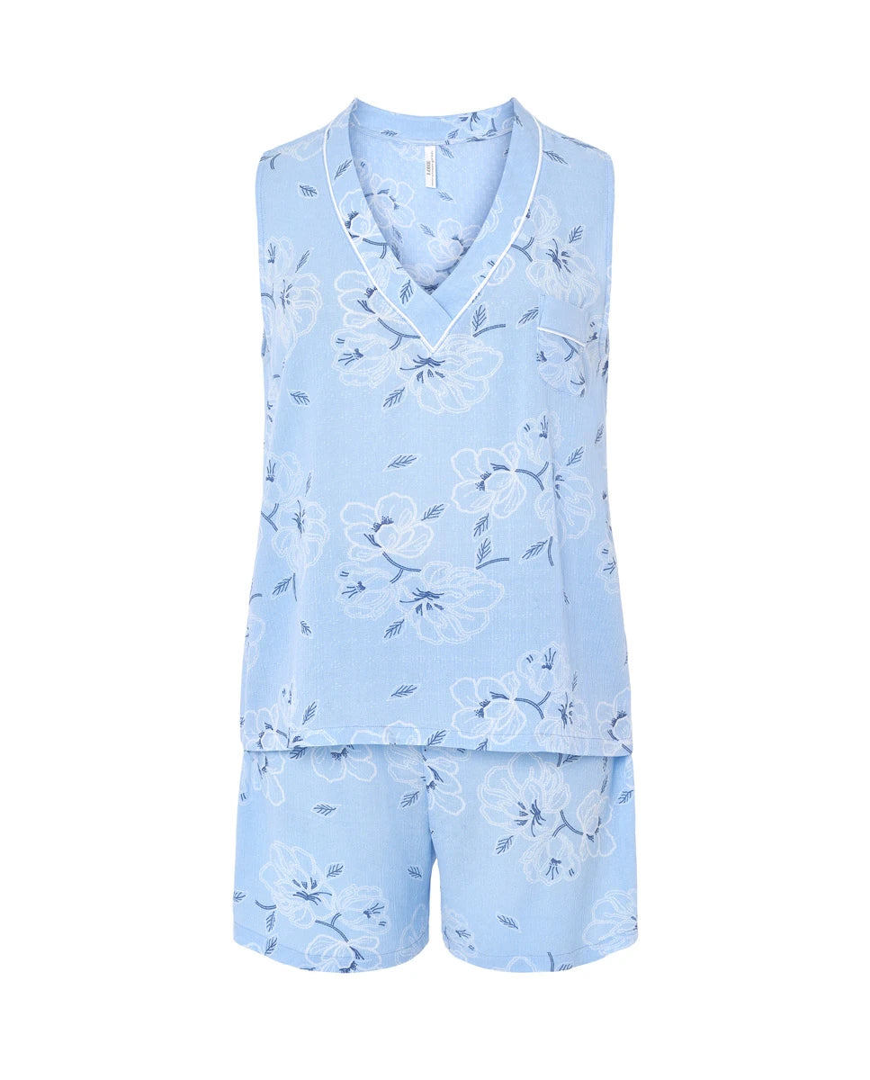 Pijama corto de mujer en plana celeste de flores sin mangas, cuello pico con vivo y pantalón corto a juego.