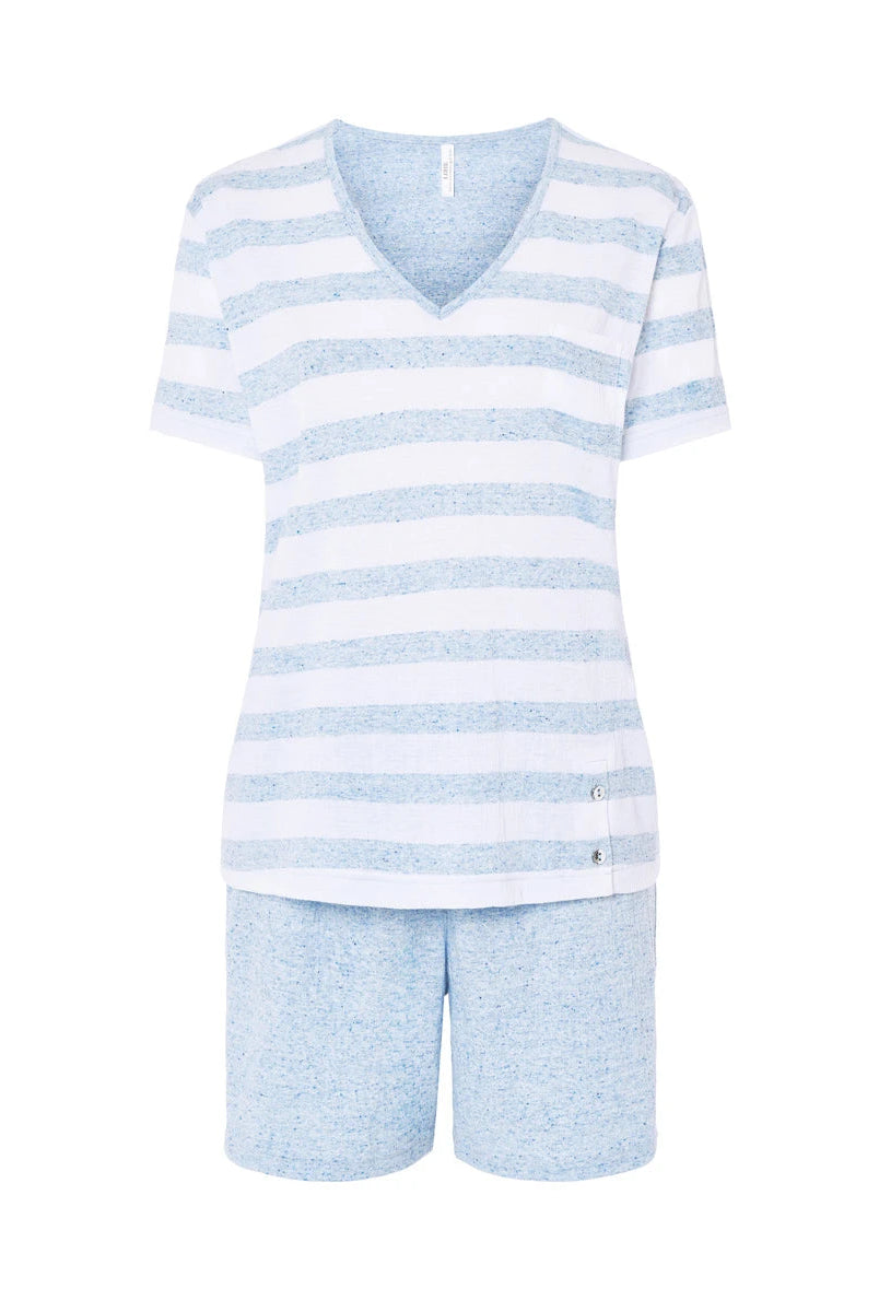 Pijama corto de mujer de punto, camiseta vigoré manga corta de rayas celestes y cuello pico, pantalón corto liso a juego.