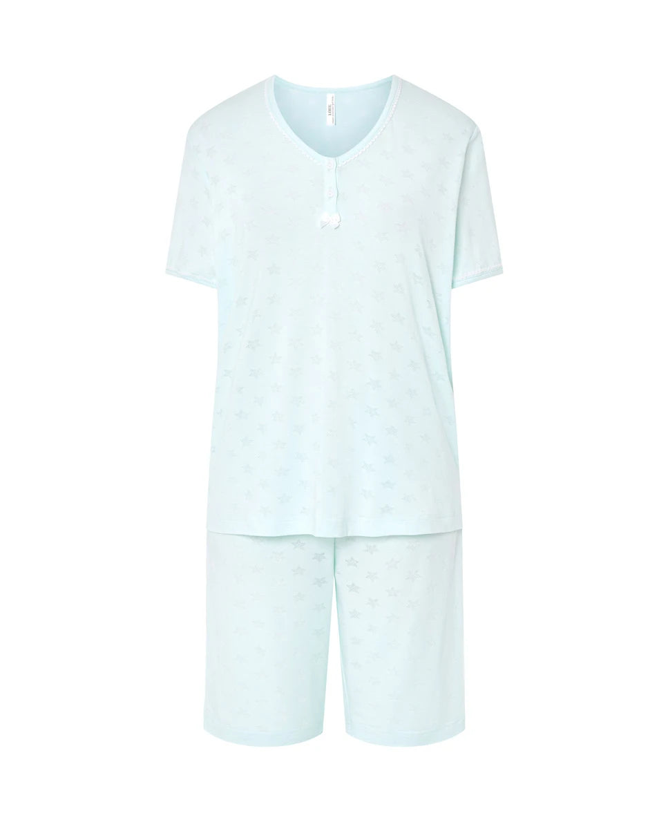 Pijama de mujer manga corta de punto verde, cuello pico con botones y diseño desagujado de estrellitas