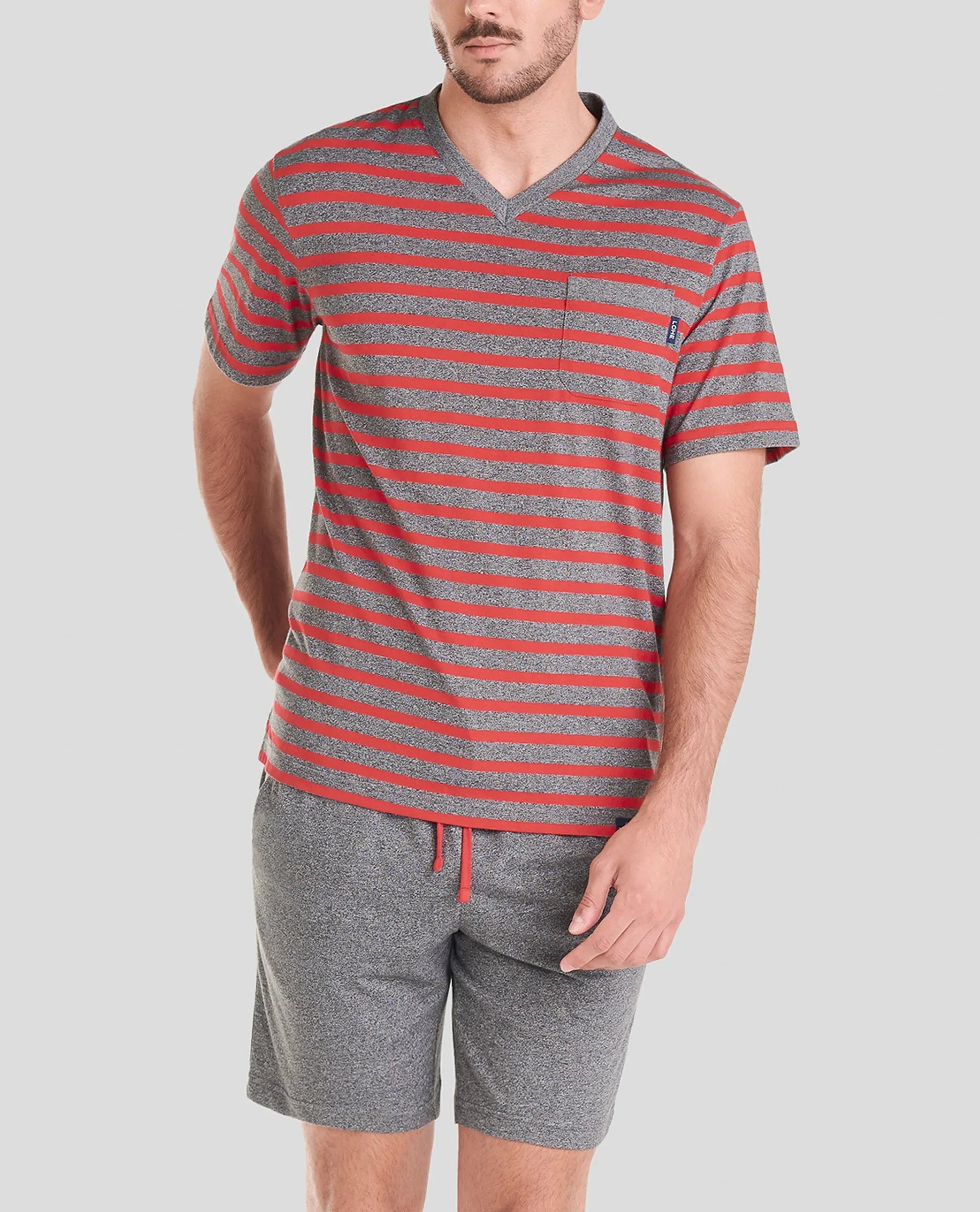 Hombre con pijama de manga corta de verano a rayas rojas y pantalón corto gris